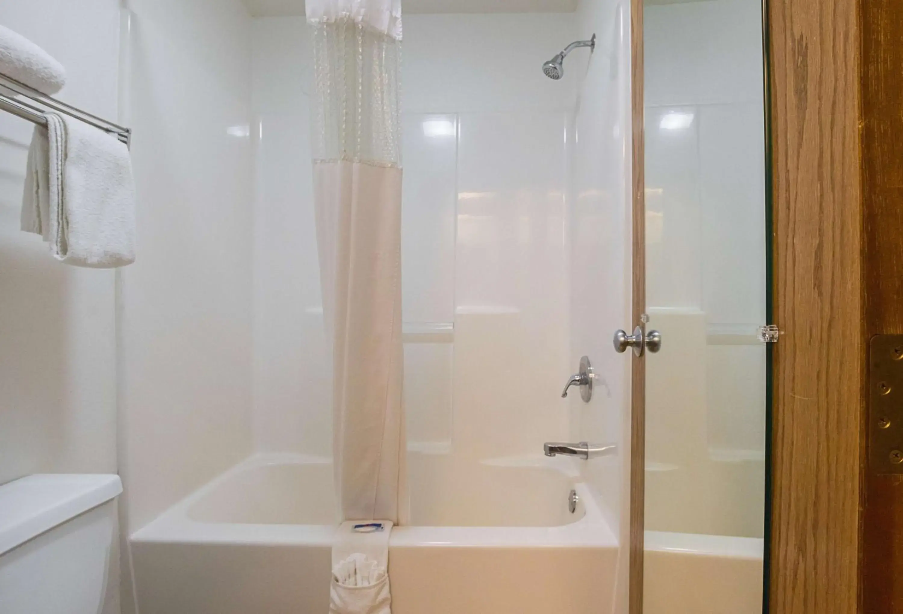 Shower, Bathroom in Motel 6-Waterloo, IA - Crossroads Mall - Cedar Falls