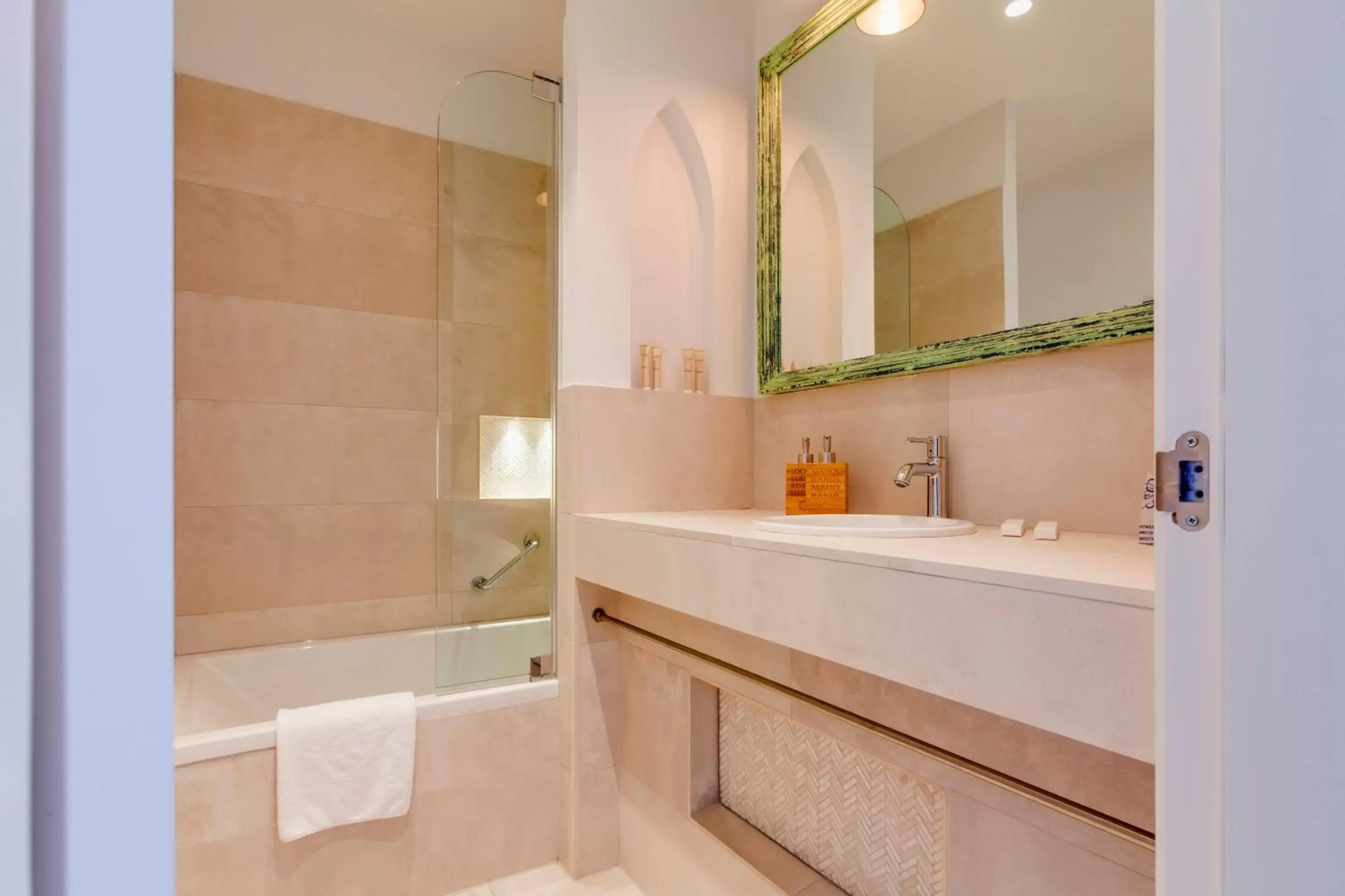 Shower, Bathroom in Hotel & Spa La Residencia Puerto