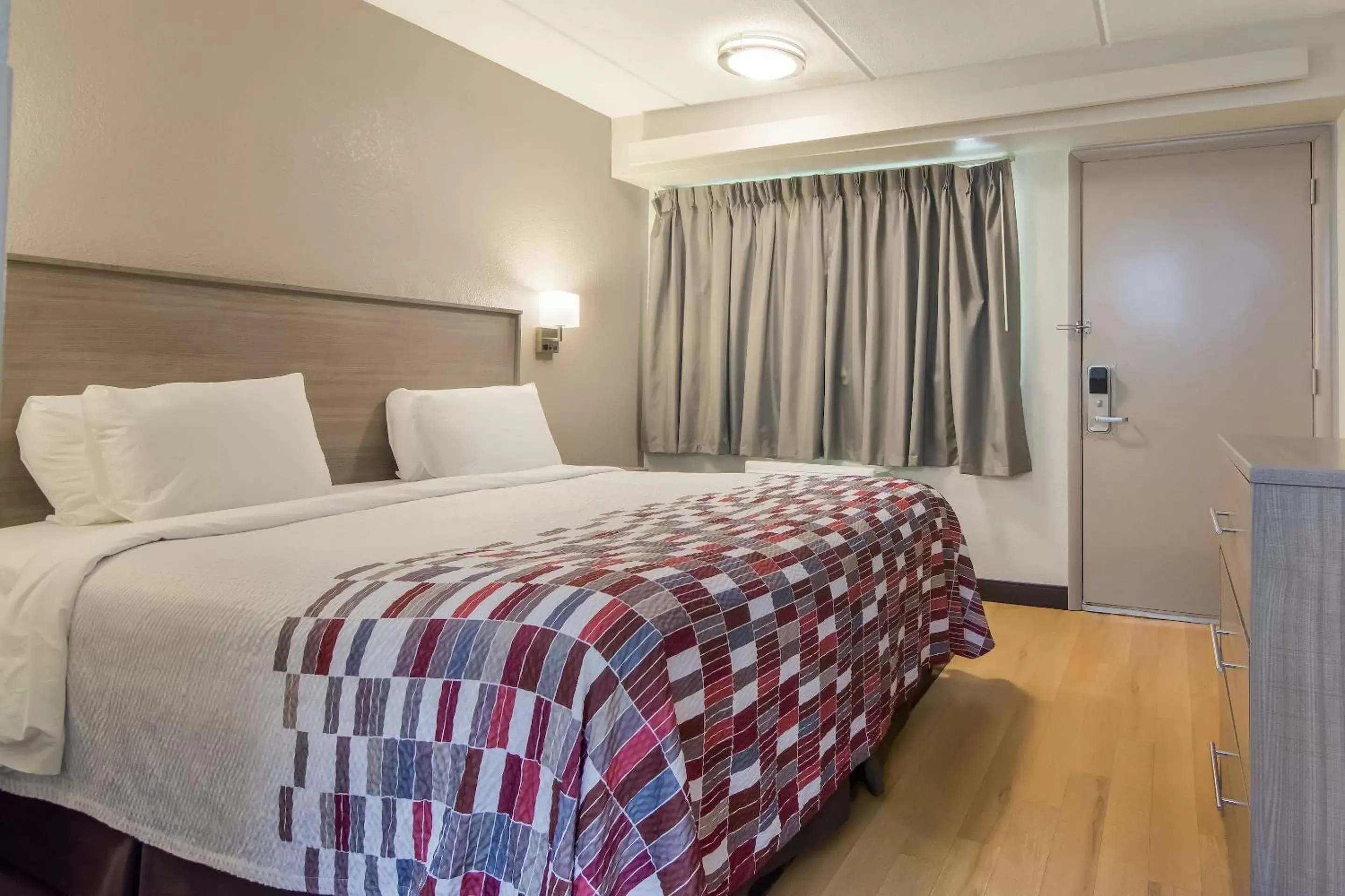 Bedroom, Bed in Red Roof Inn Durham - Triangle Park Bedroom, Bed in Red Roof Inn Durham - Triangle Park