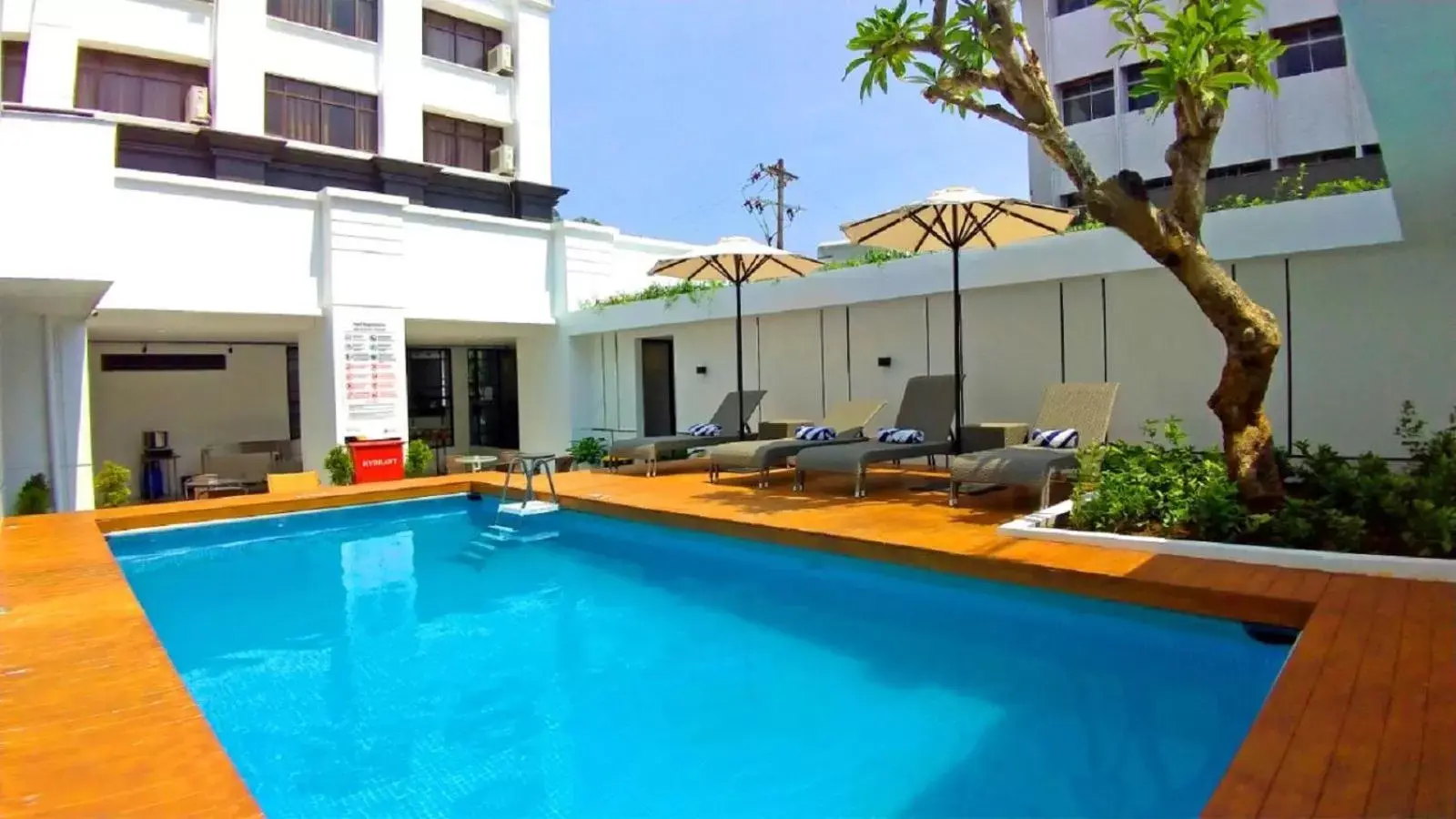 Swimming Pool in Metro Park View Hotel Kota Lama Semarang