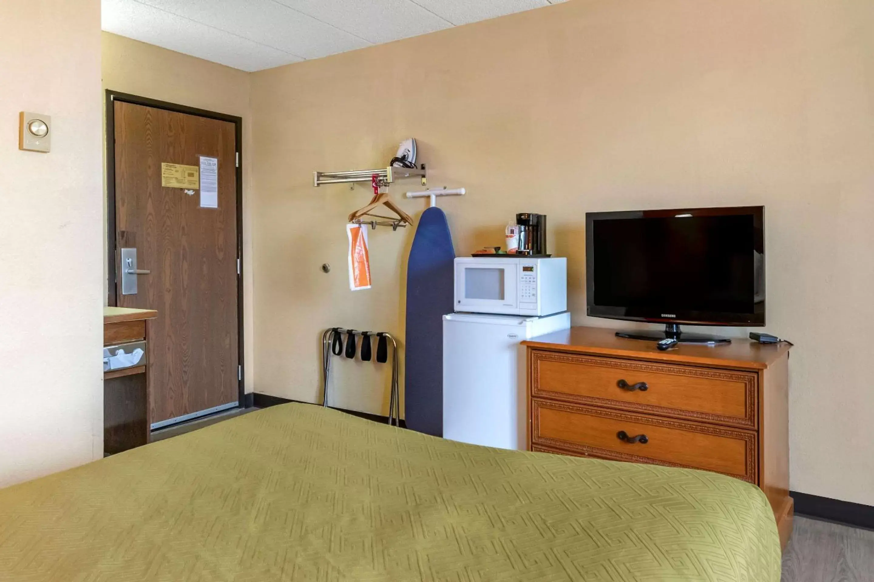 Photo of the whole room, TV/Entertainment Center in Econo Lodge Billings