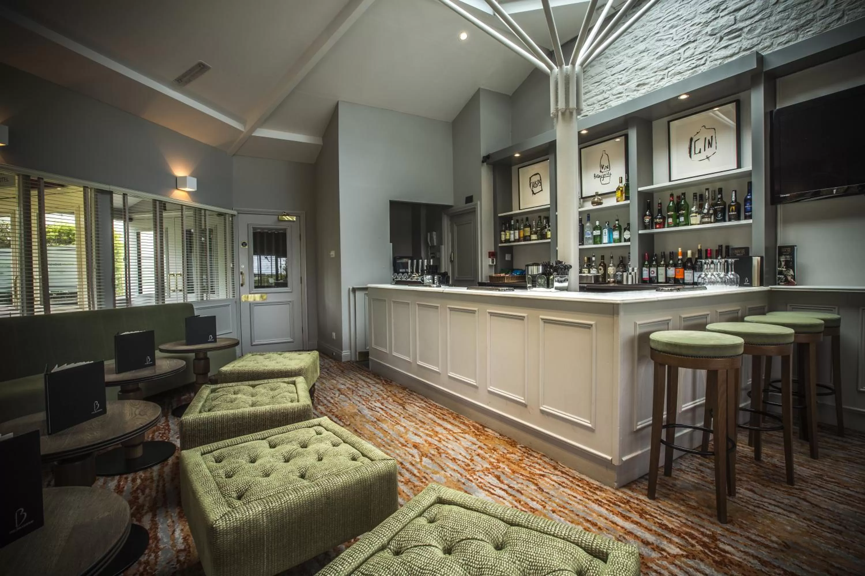 Lounge or bar in Mercure Bristol North The Grange Hotel