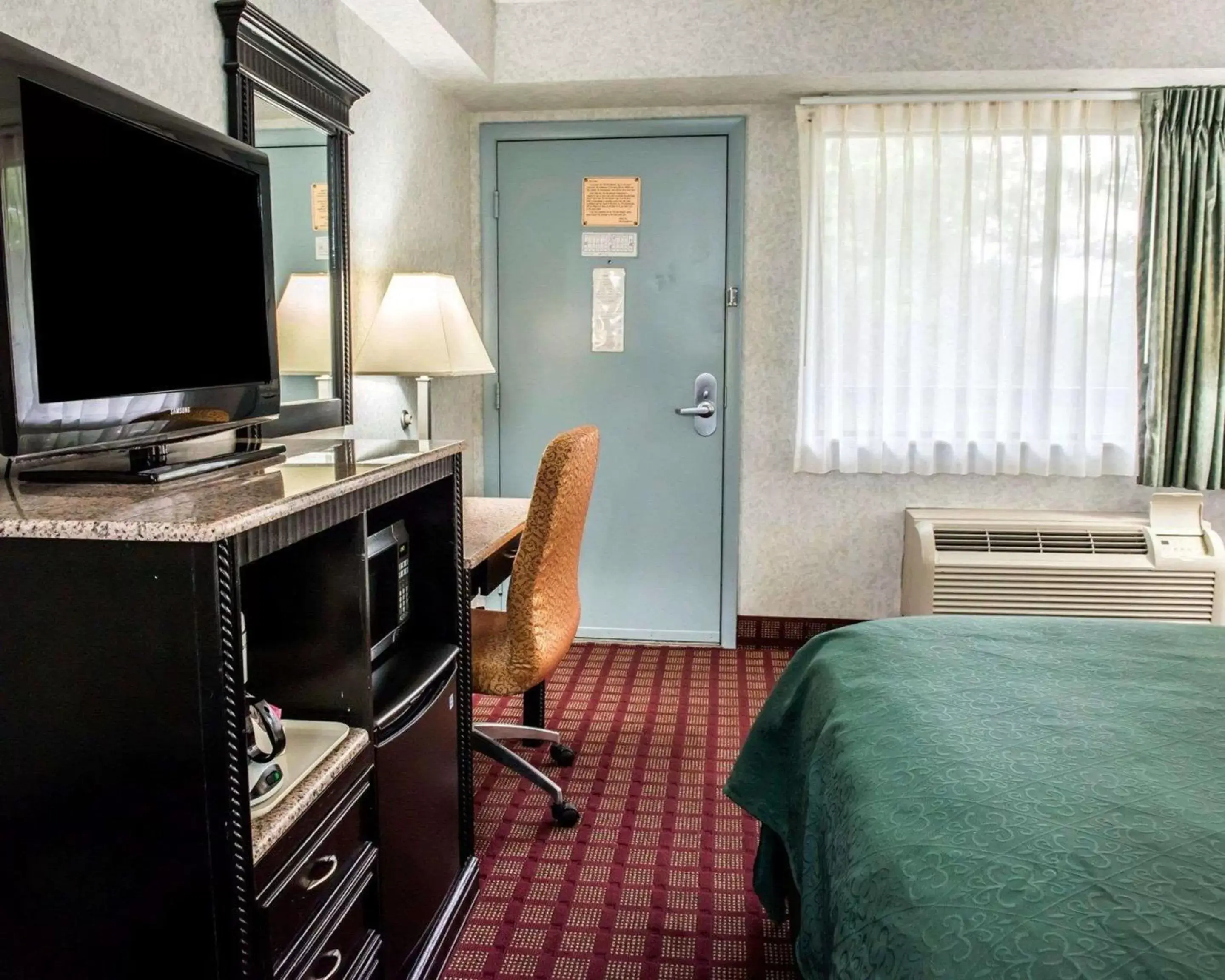 Photo of the whole room, TV/Entertainment Center in Quality Inn & Suites North Gibsonia