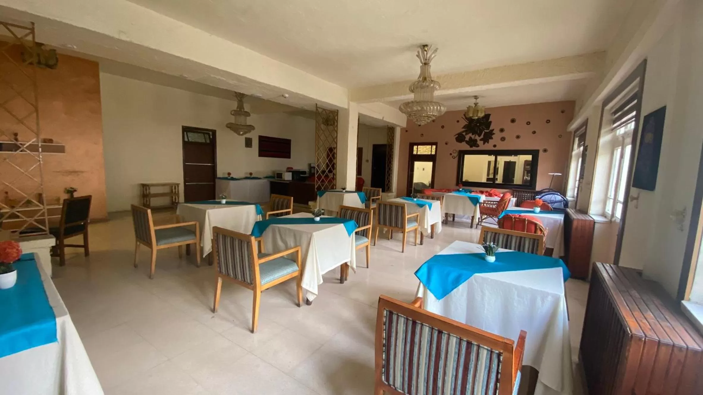 Restaurant/places to eat in New Park Hotel