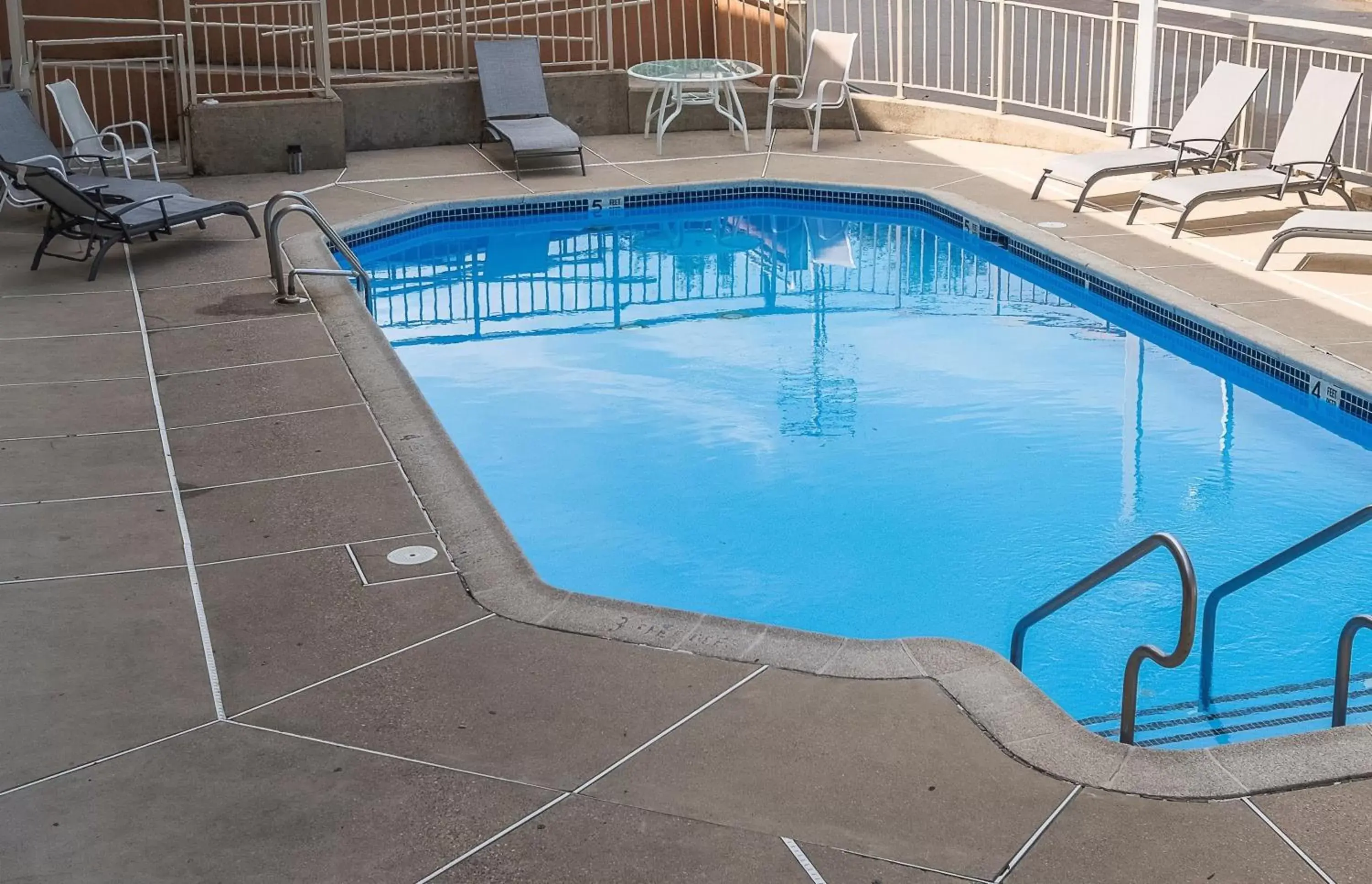 Swimming Pool in Red Roof Inn Lancaster