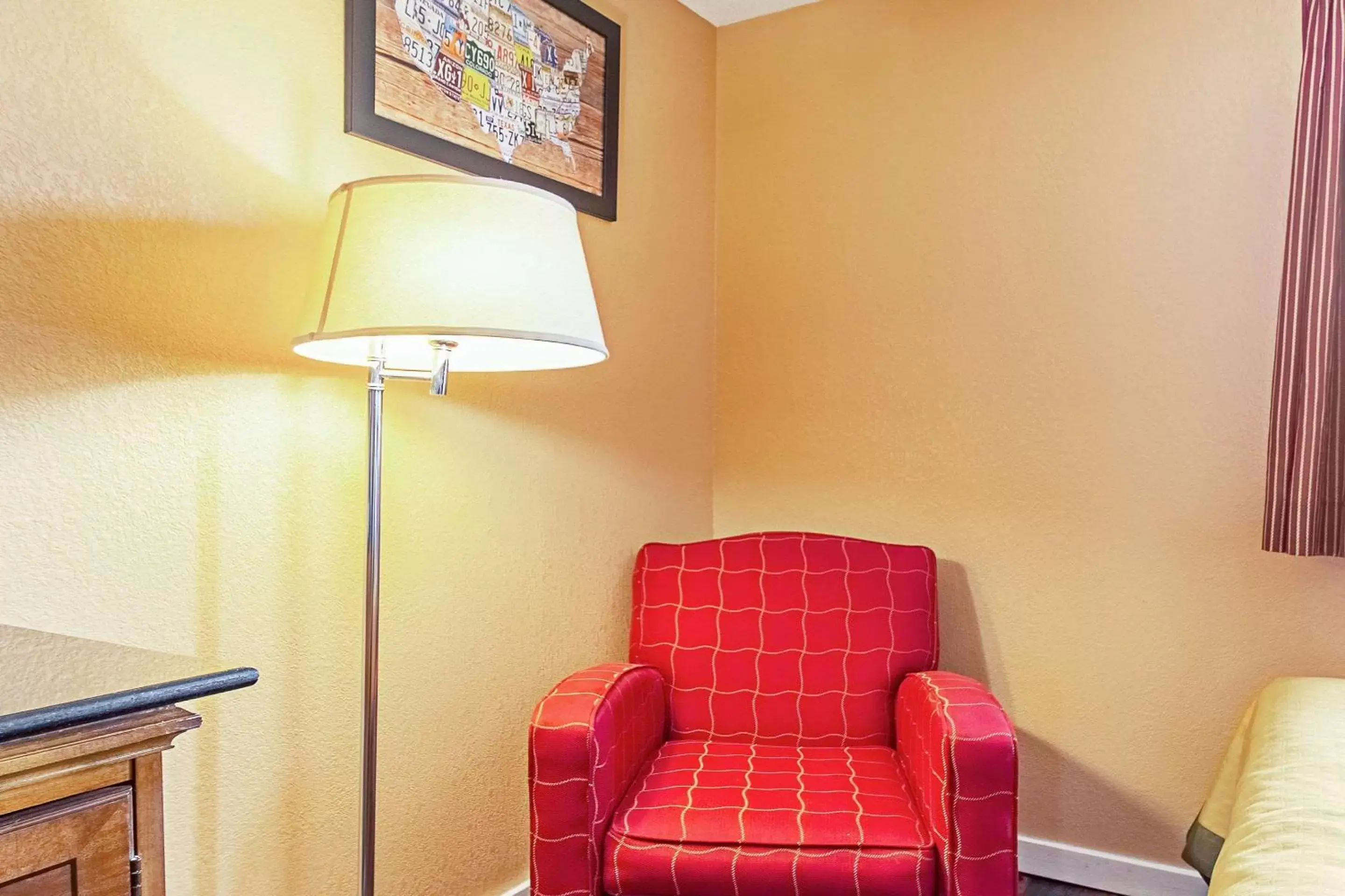Photo of the whole room, Seating Area in Econo Lodge