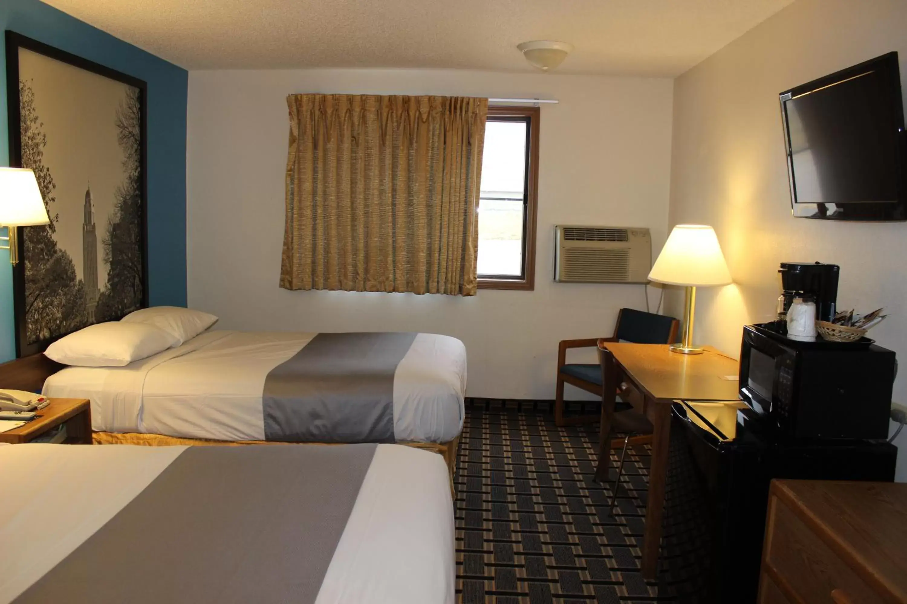Queen Room with Two Queen Beds - Non-Smoking in Super 8 by Wyndham Lincoln West