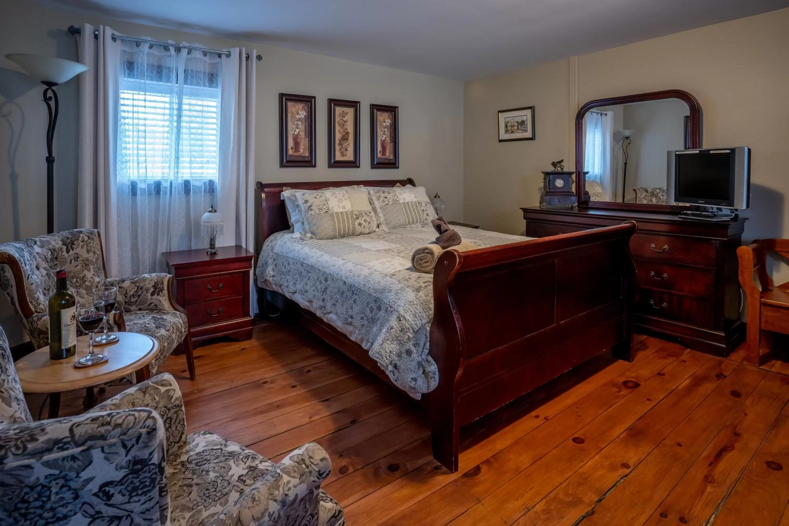 Bedroom, Seating Area in Au Coeur De Magog