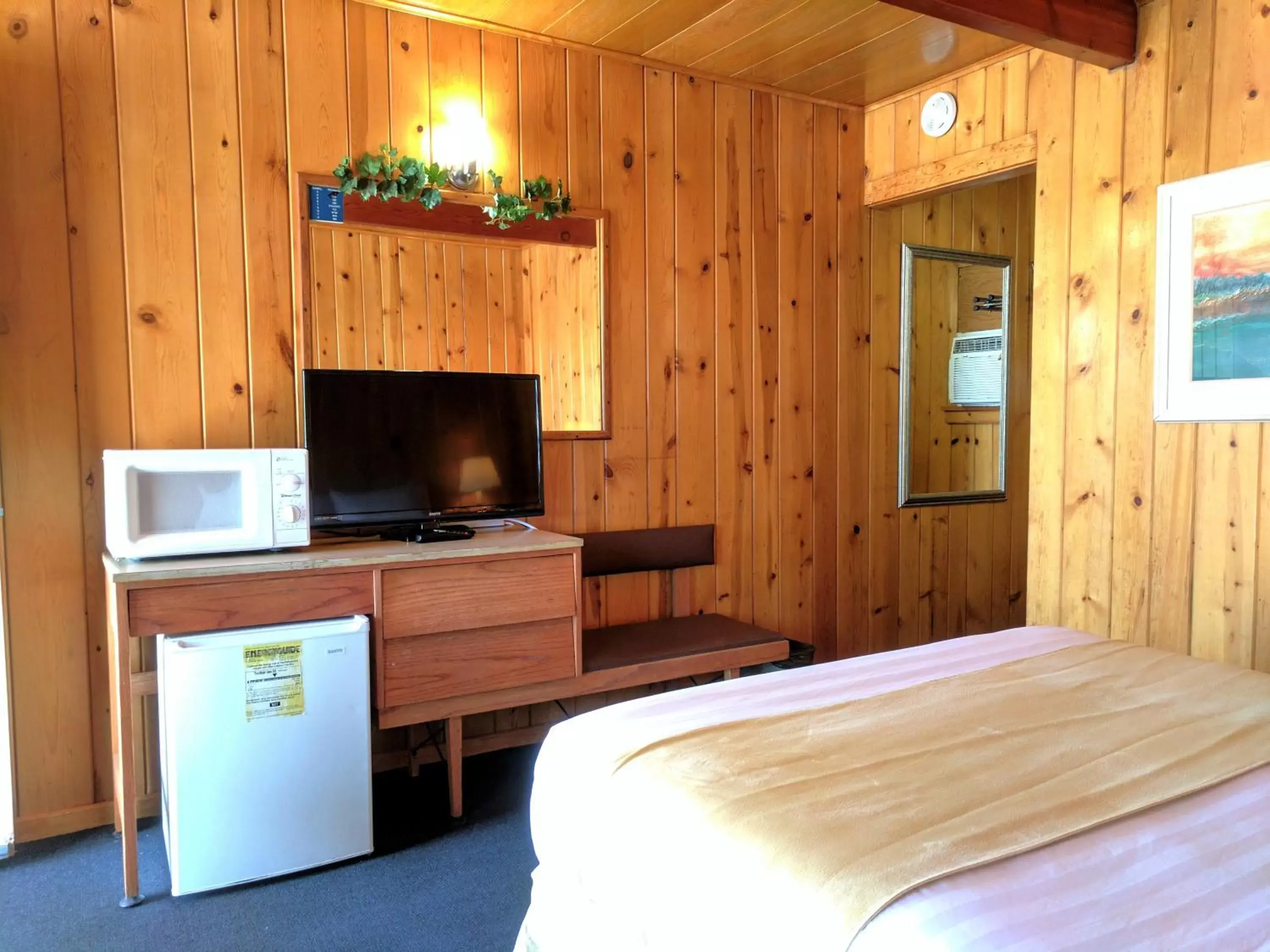Bedroom, TV/Entertainment Center in Prospector Motor Lodge