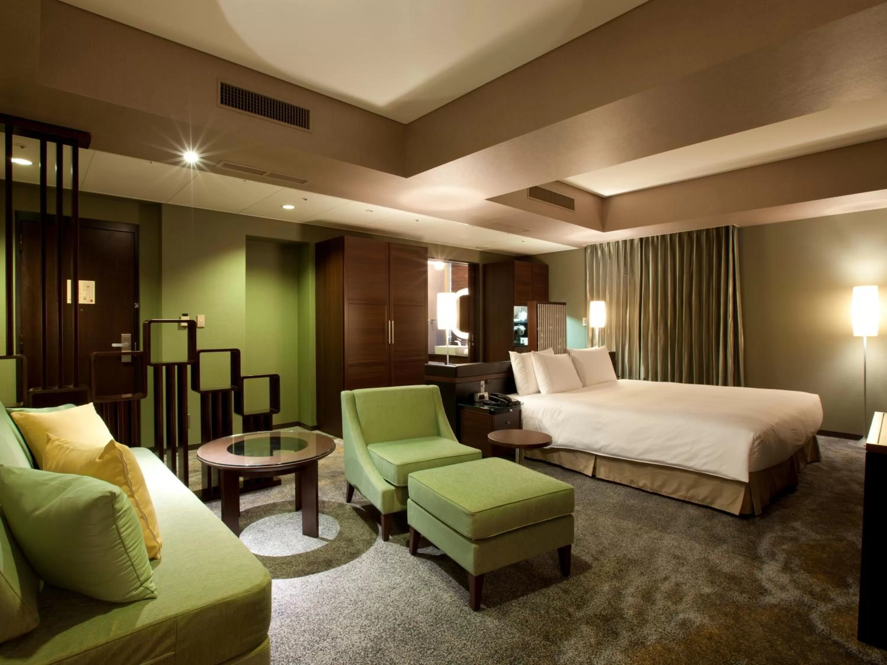 Photo of the whole room, Bed in The Royal Park Hotel Iconic Tokyo Shiodome