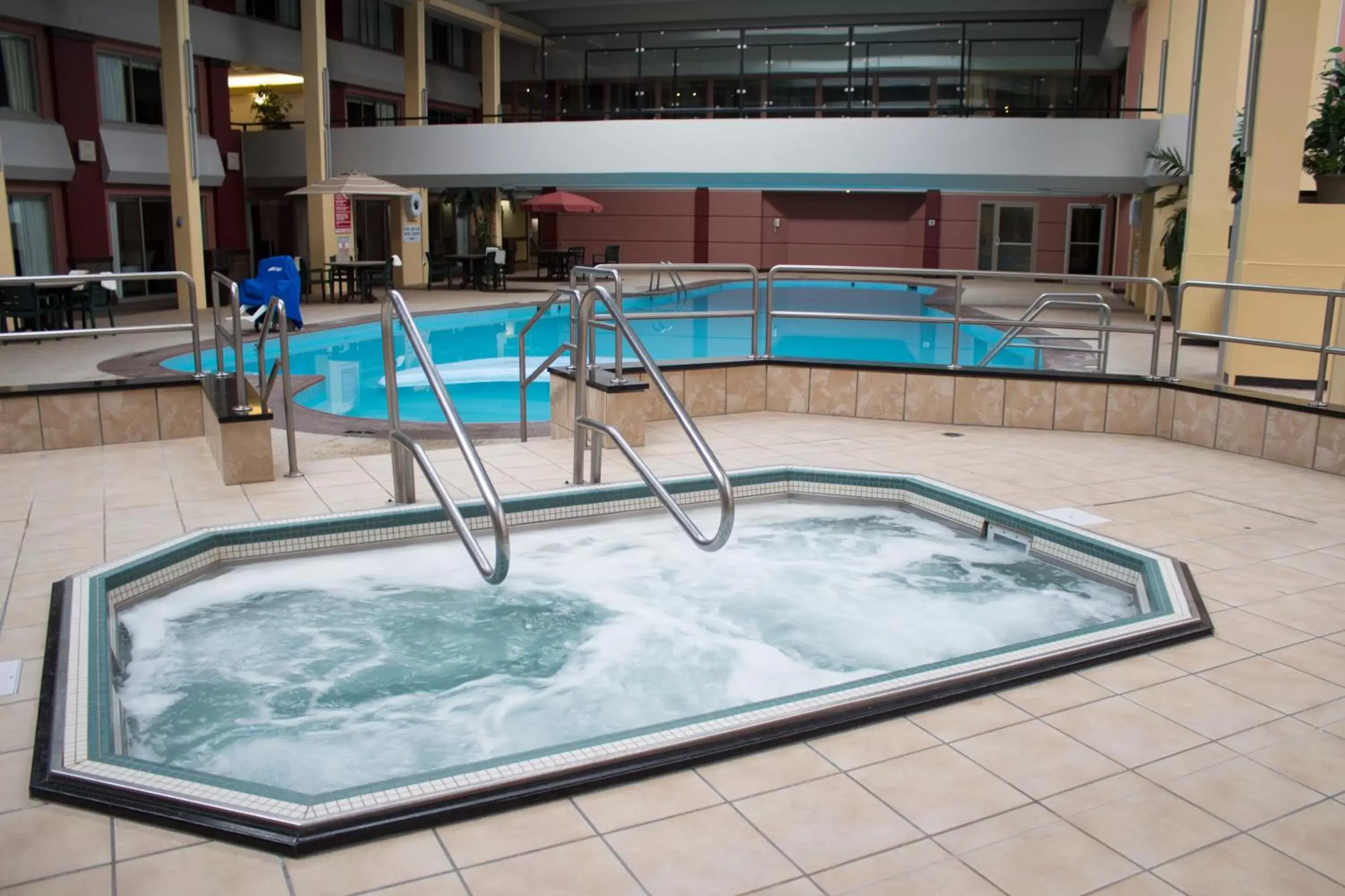 Hot Tub, Swimming Pool in Grand Hotel