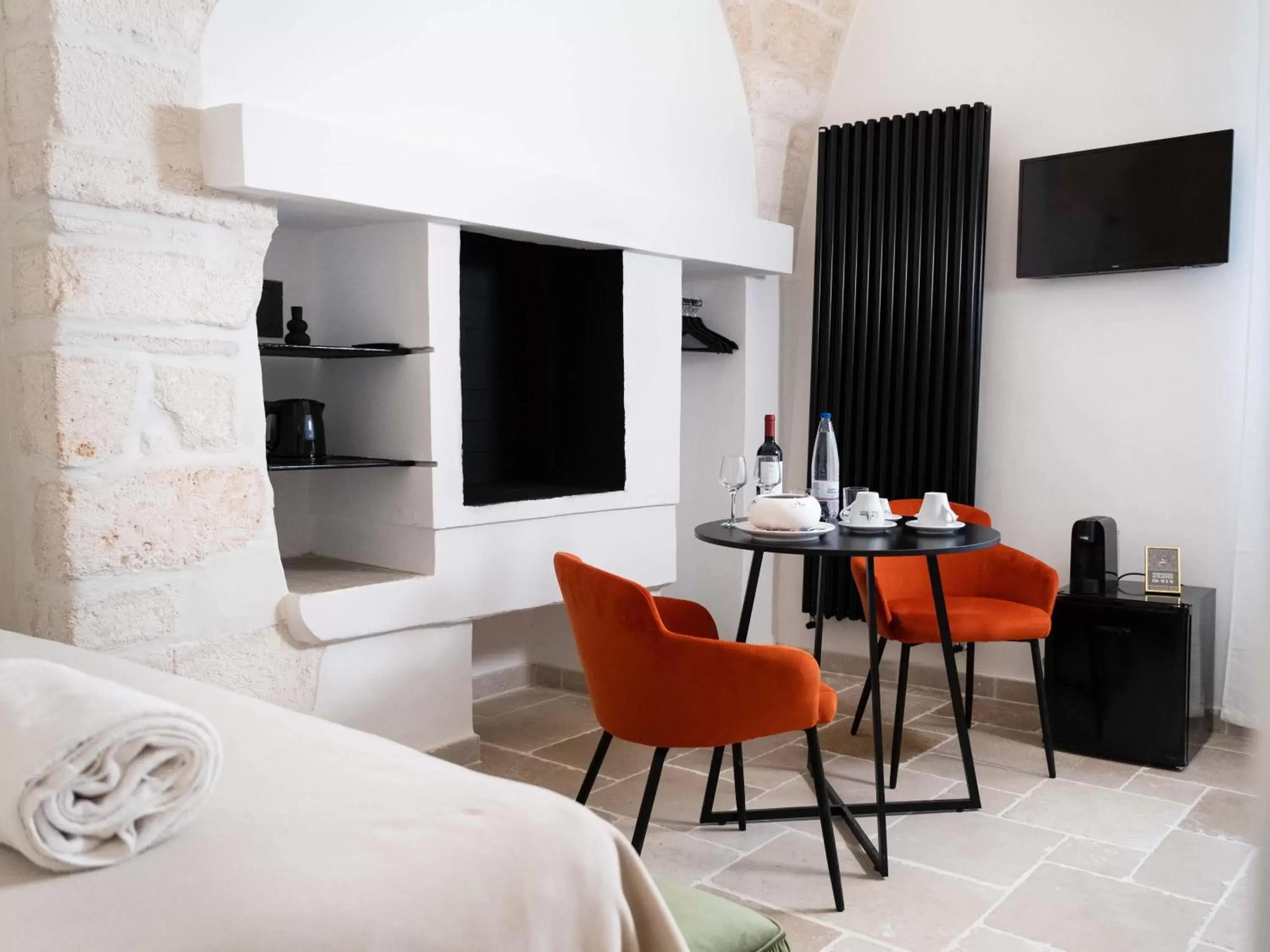 TV/Entertainment Center in Dama Bianca Boutique Hotel Ostuni