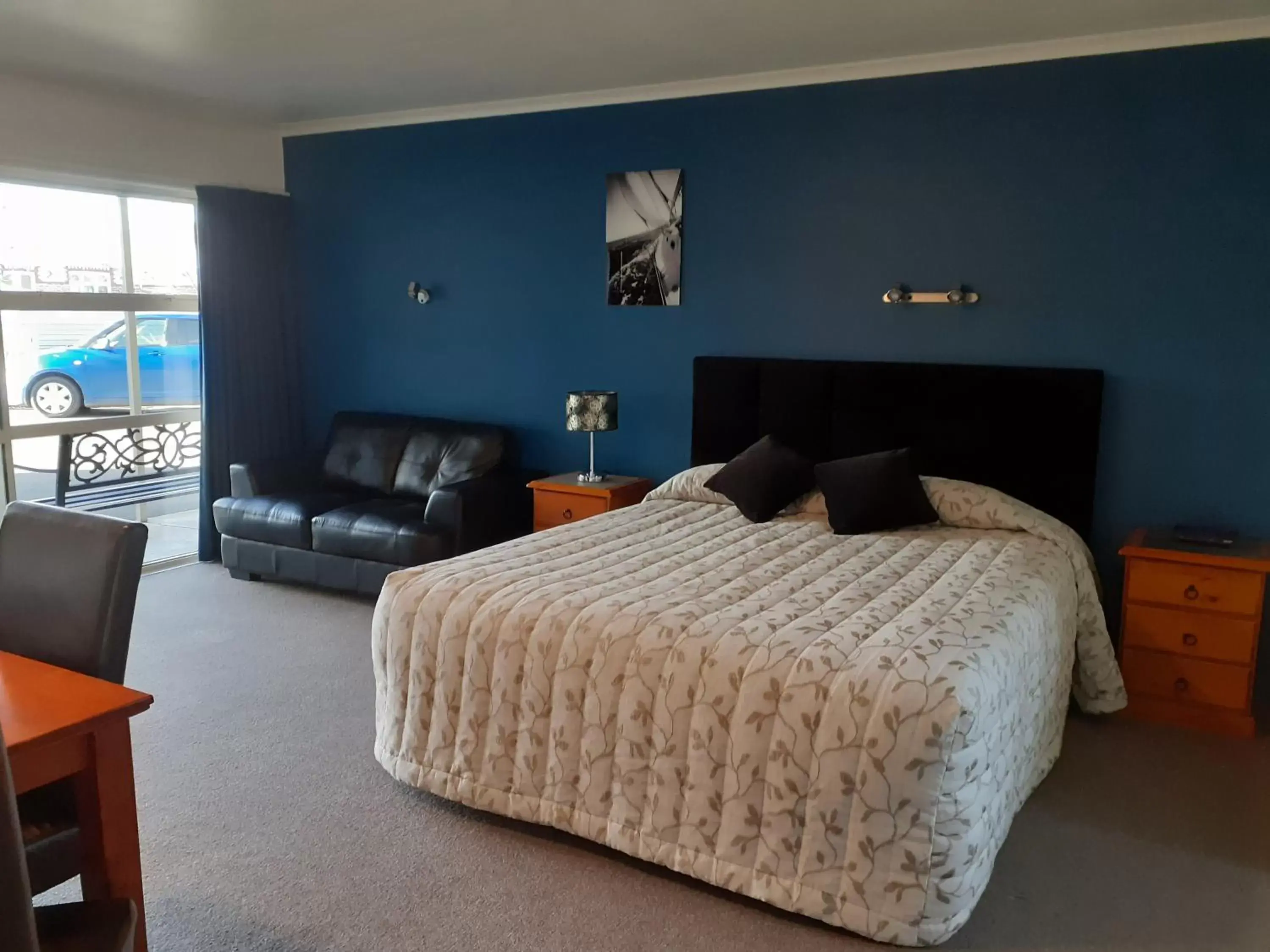 Living room, Bed in AAA Thames Court Motel