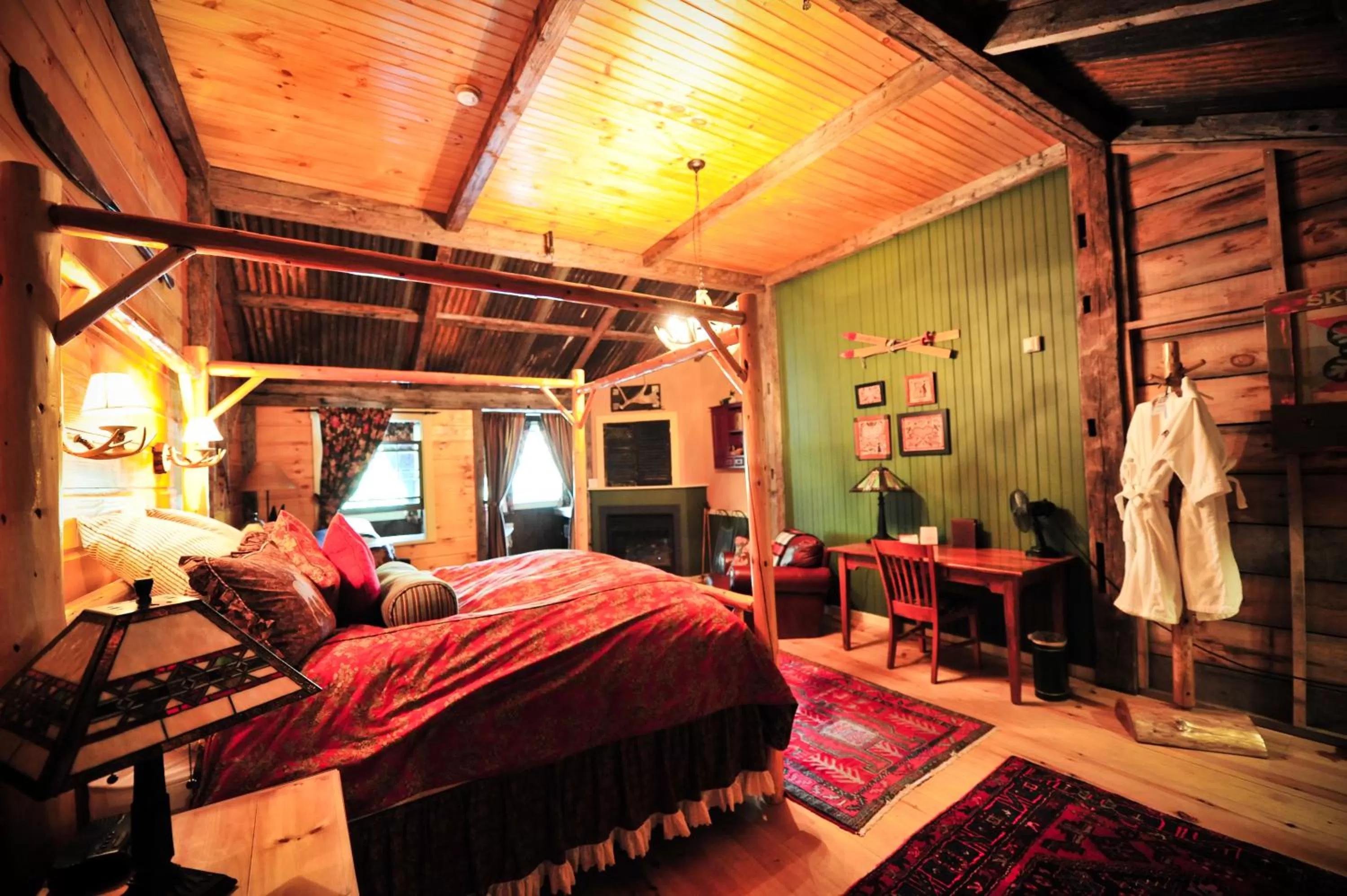 Photo of the whole room, Bed in The Common Man Inn, Spa & Lodge