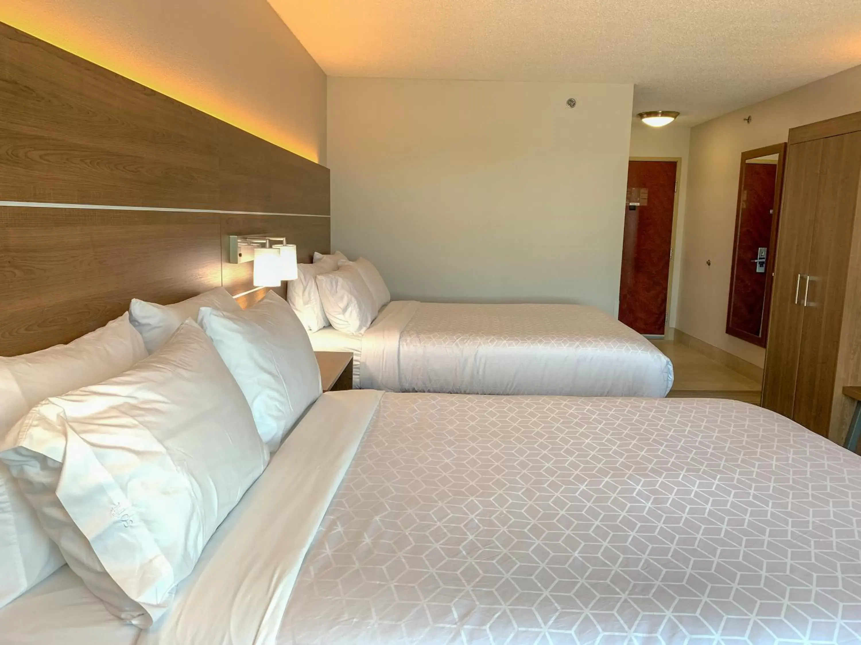 Bed in Holiday Inn Express & Suites Lexington Downtown Area-Keeneland, an IHG Hotel