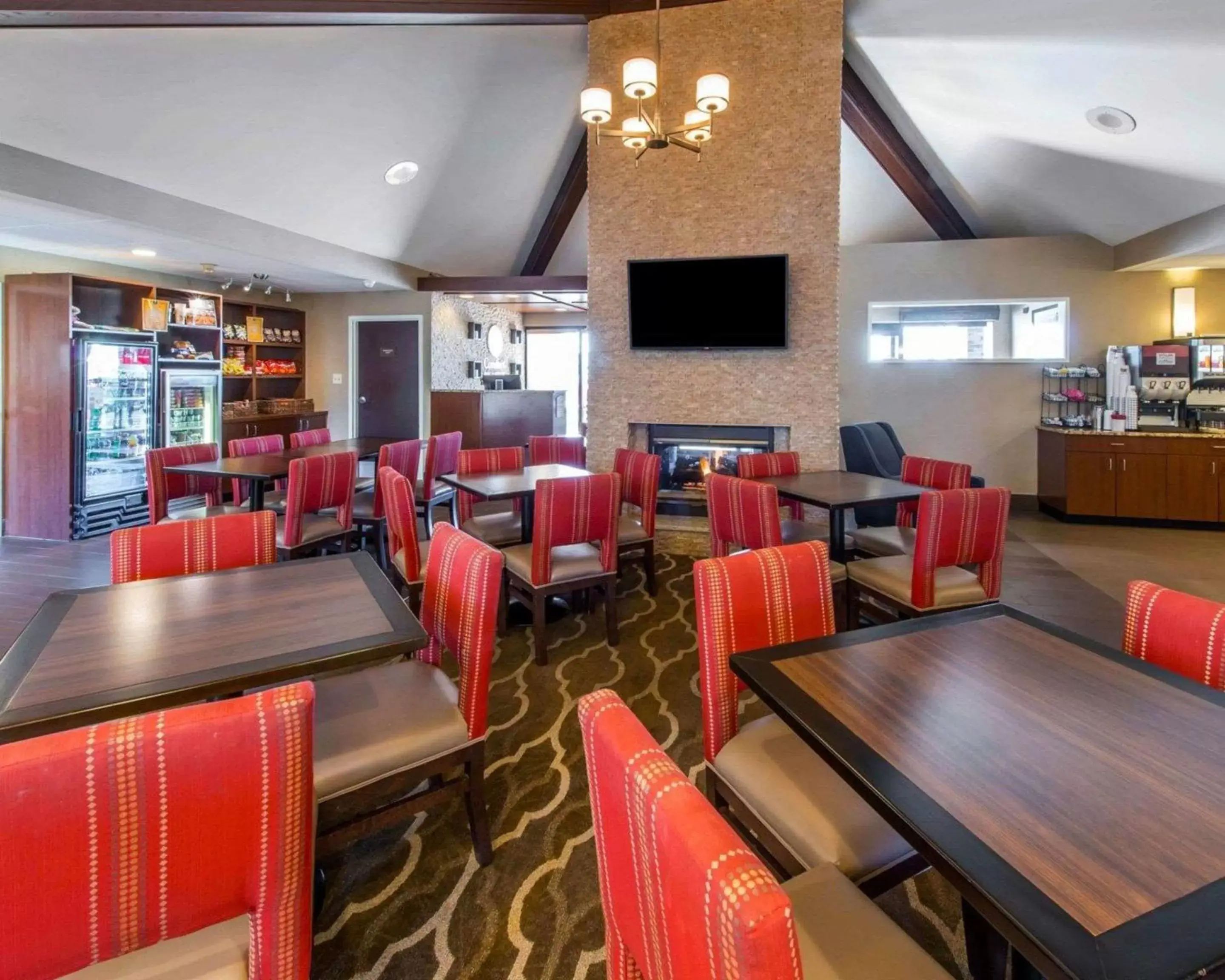 Lobby or reception, Restaurant/Places to Eat in Comfort Inn & Suites Erie