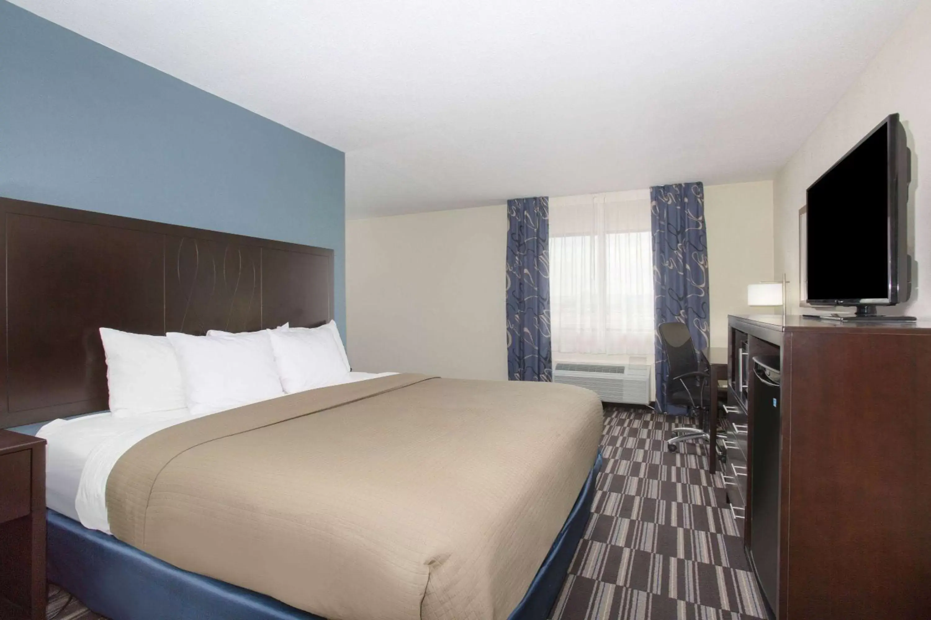 Photo of the whole room, Bed in AmericInn by Wyndham Mount Pleasant