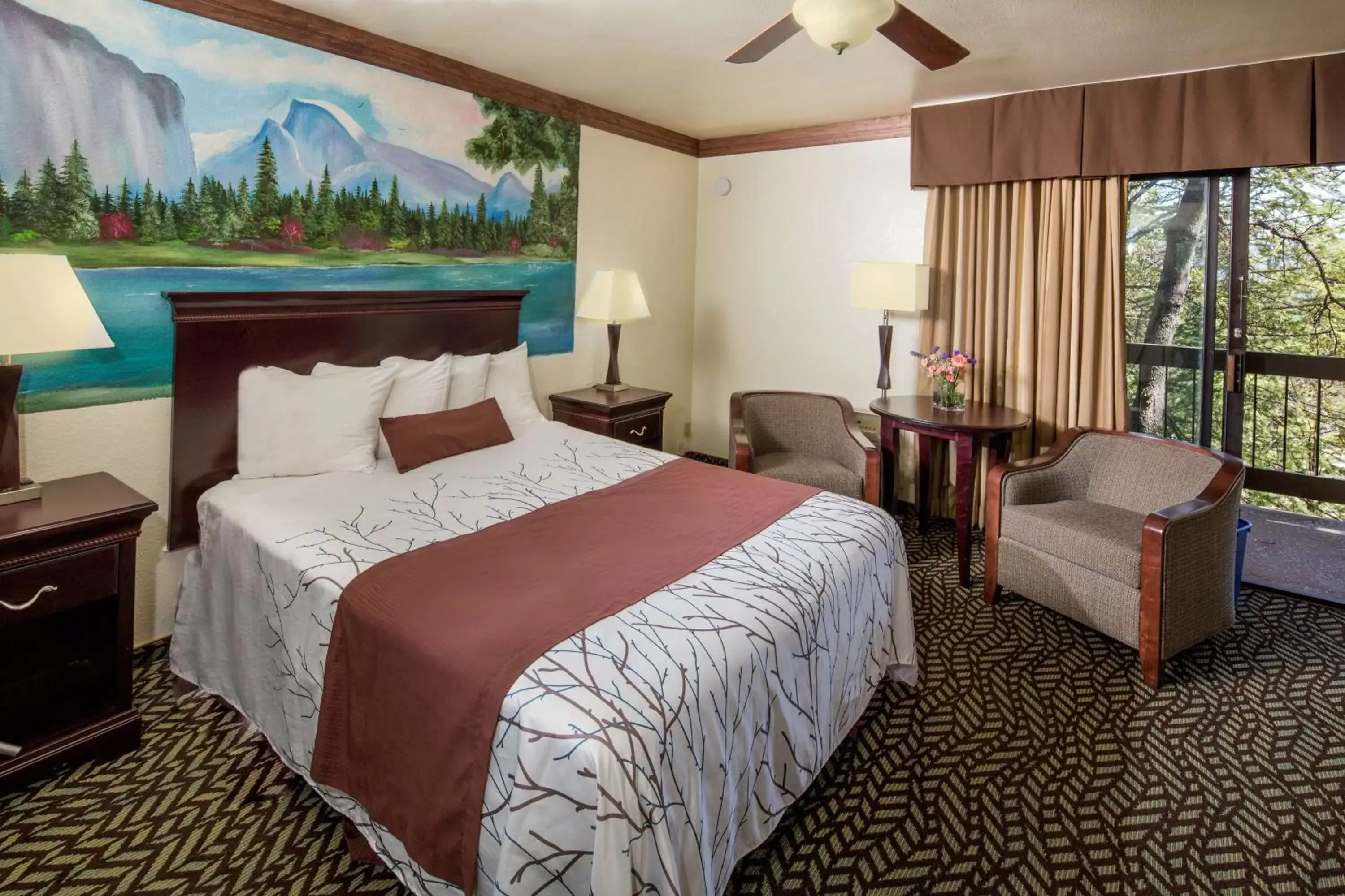 Photo of the whole room, Bed in Best Western Plus Yosemite Gateway Inn