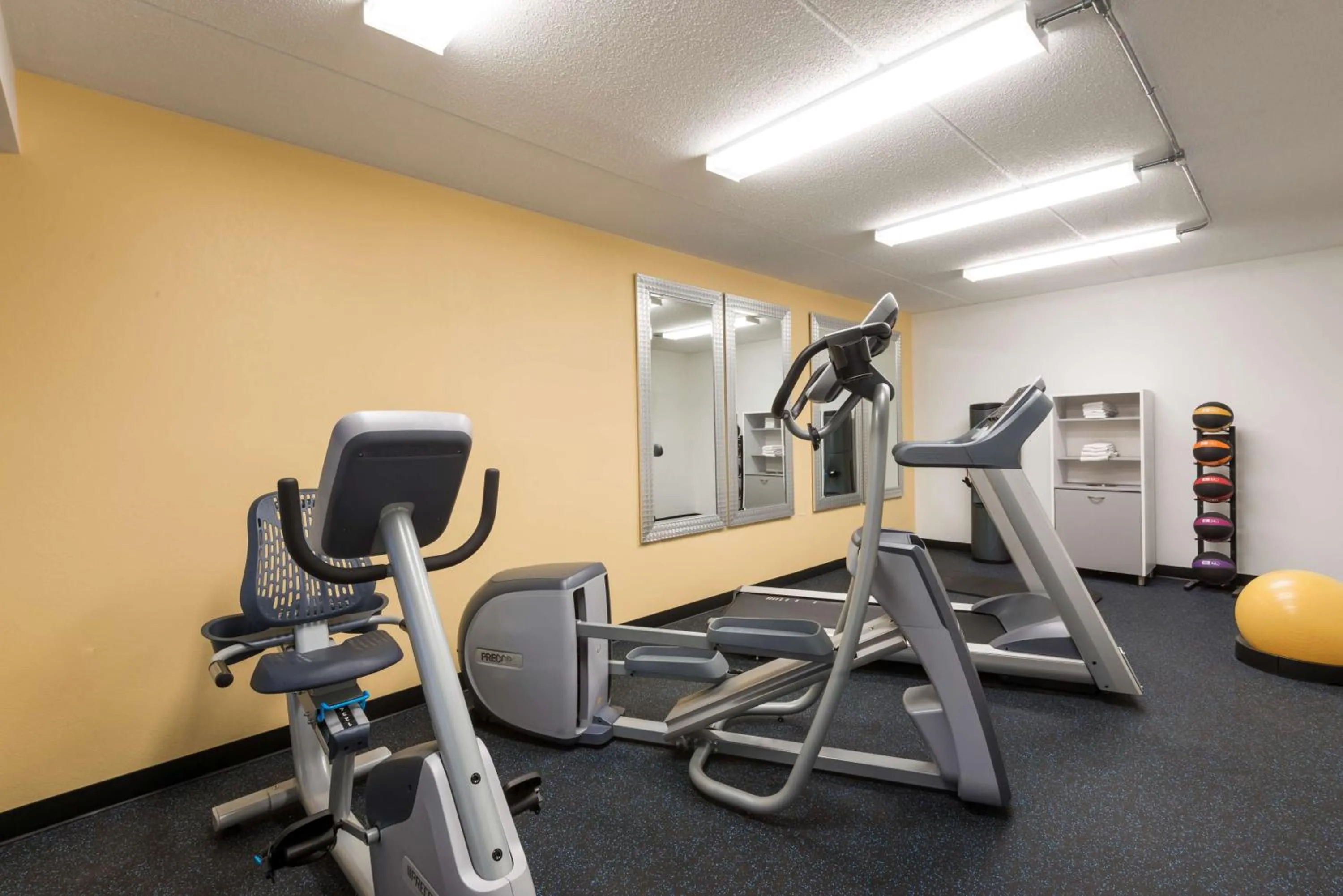 Fitness centre/facilities in Days Inn by Wyndham Pittsburgh-Harmarville