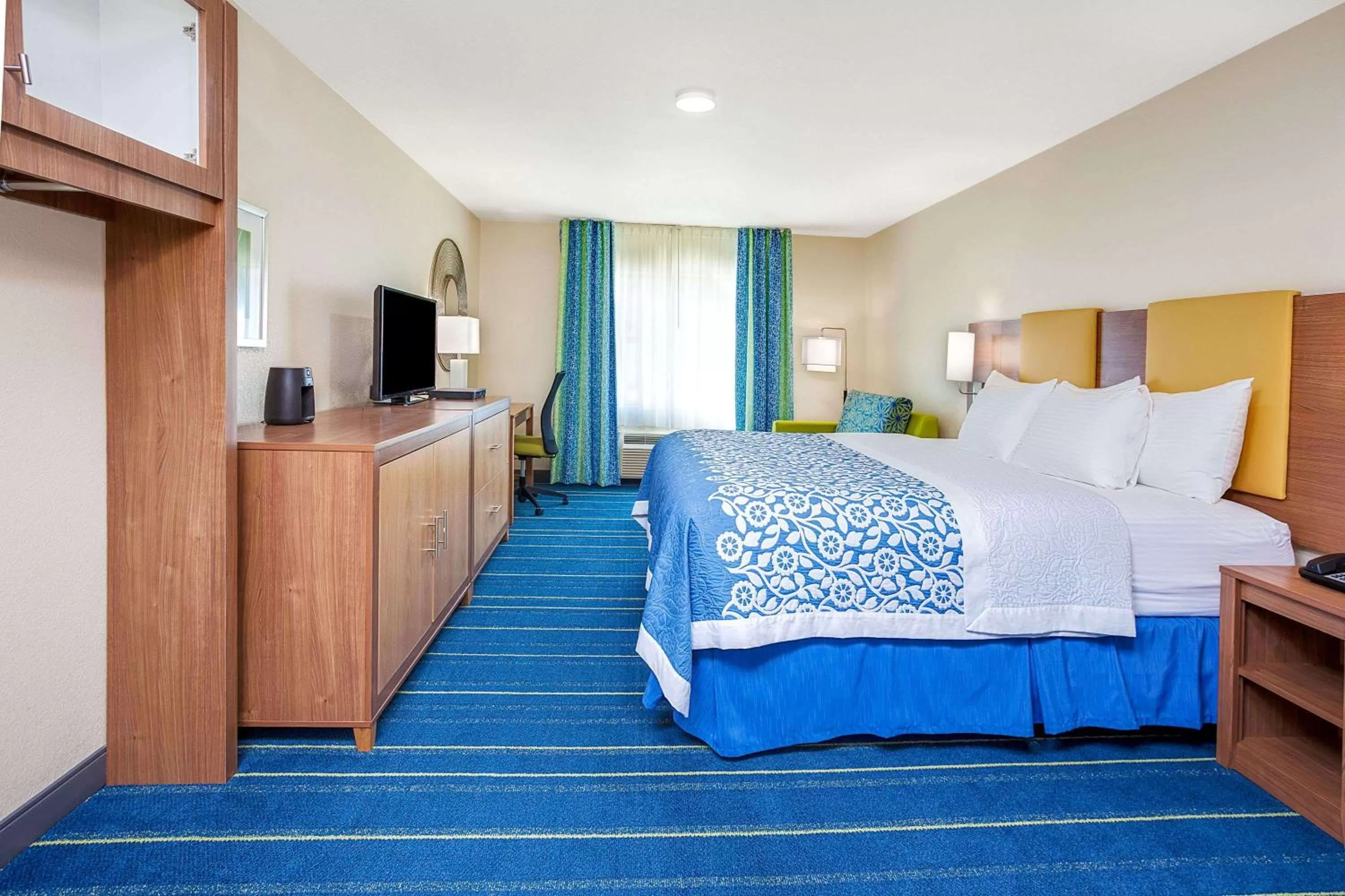 Photo of the whole room, Bed in Arya Inn & Suites