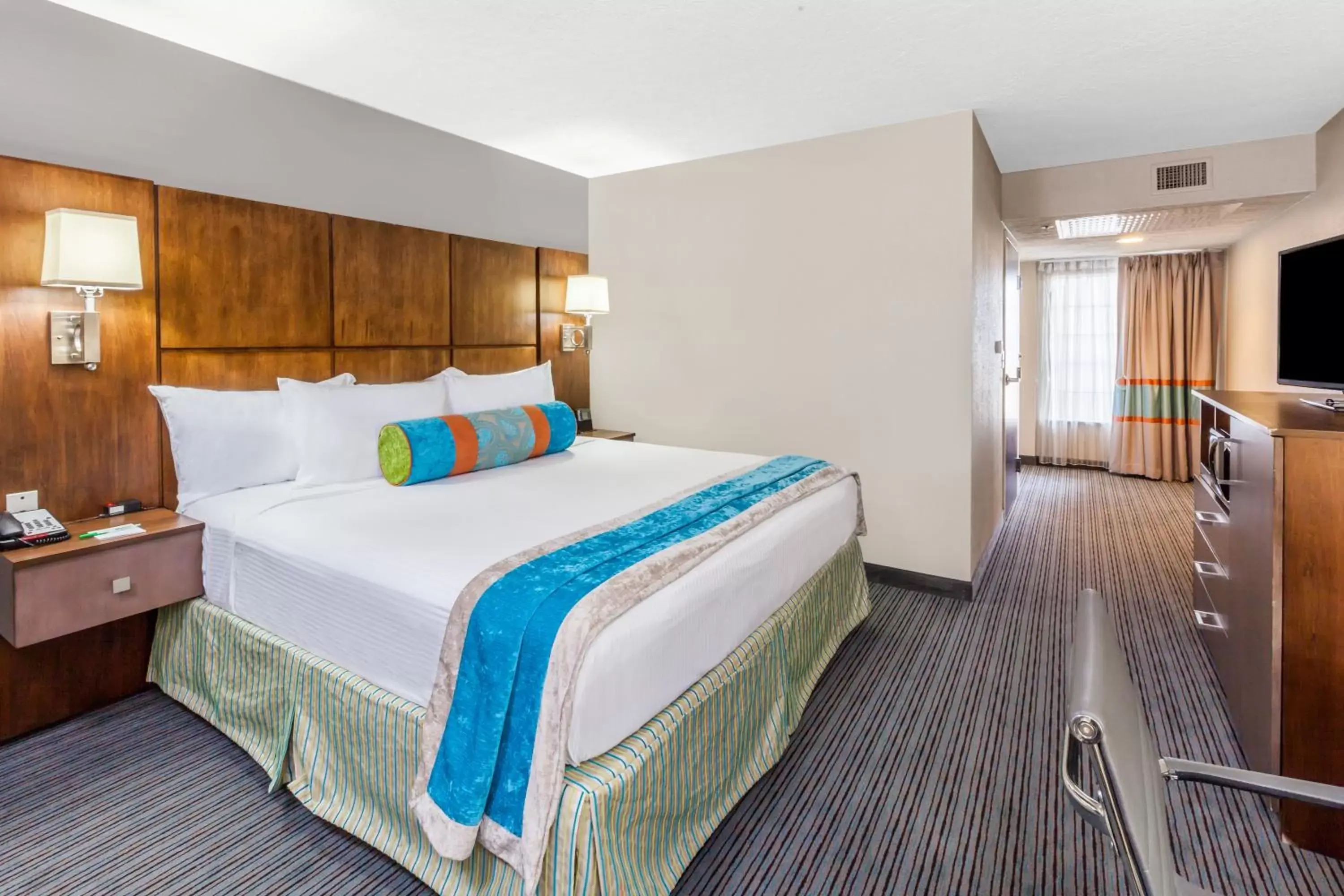 Photo of the whole room, Bed in Holiday Inn Hotel & Suites Oklahoma City North, an IHG Hotel