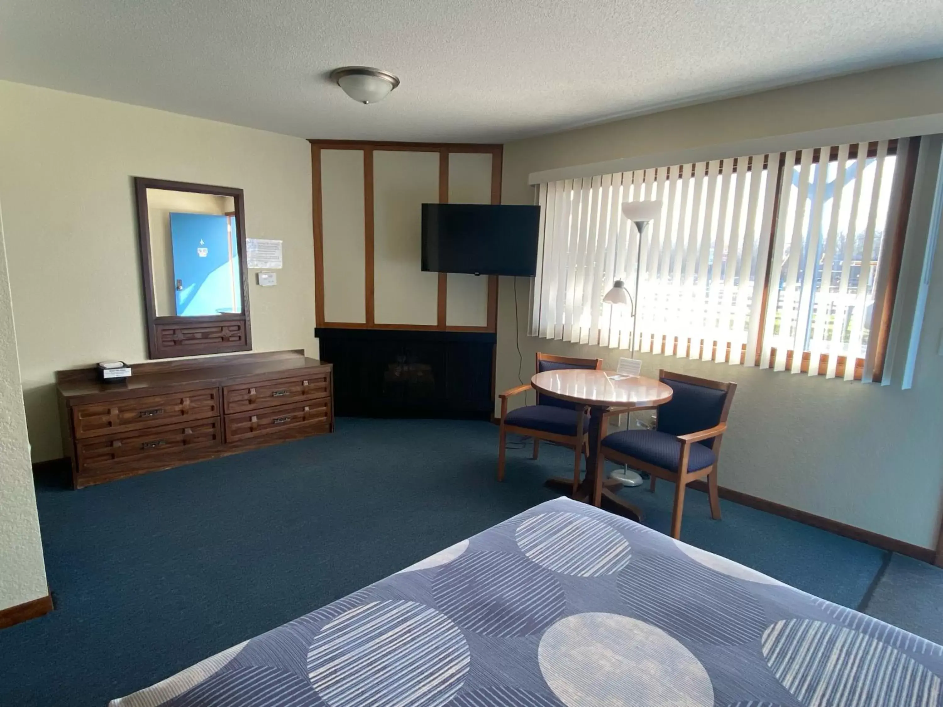 Seating area, TV/Entertainment Center in Waterway Inn