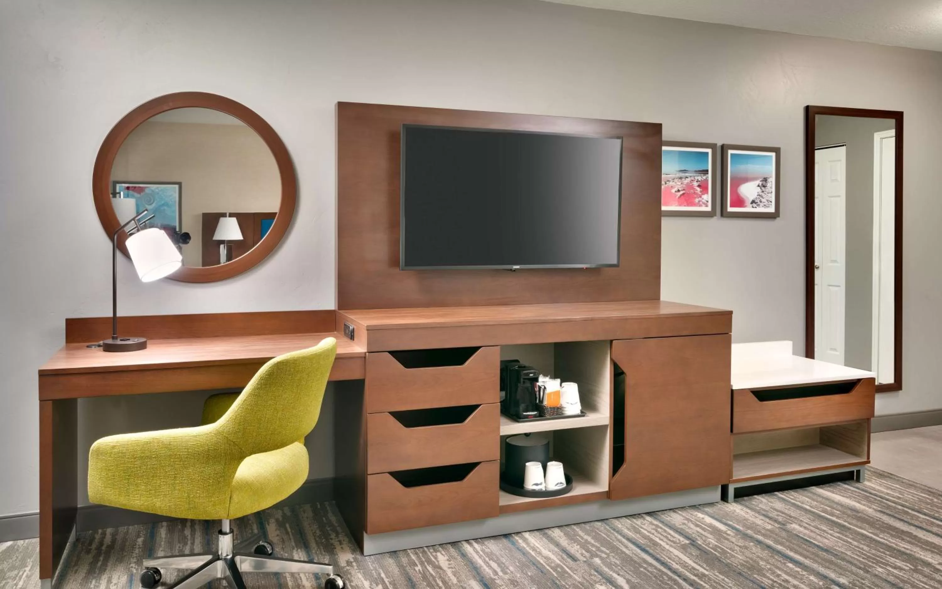 Bed in Hampton Inn & Suites Salt Lake City Airport