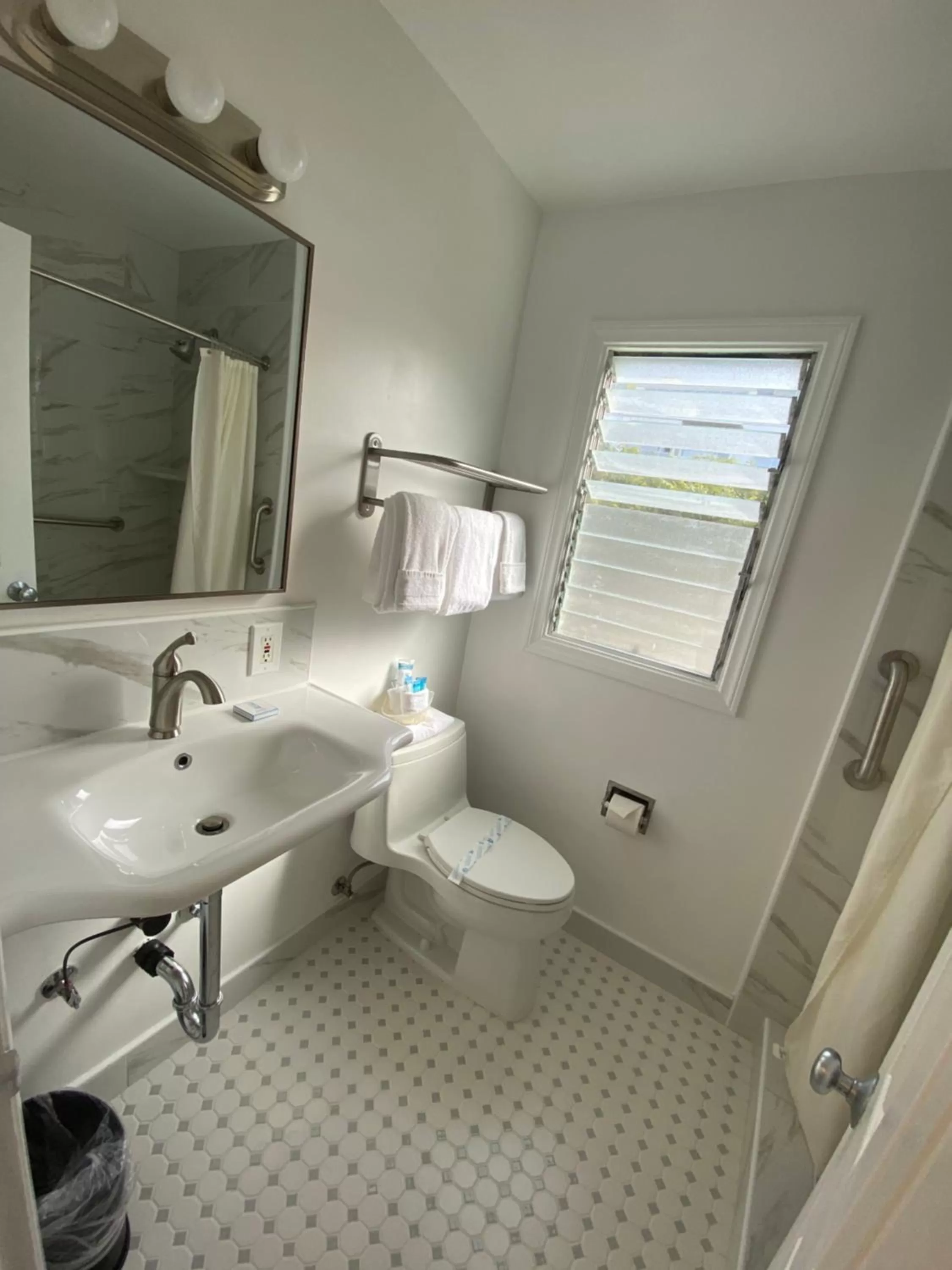 Shower in Ocean Lodge Santa Monica Beach Hotel