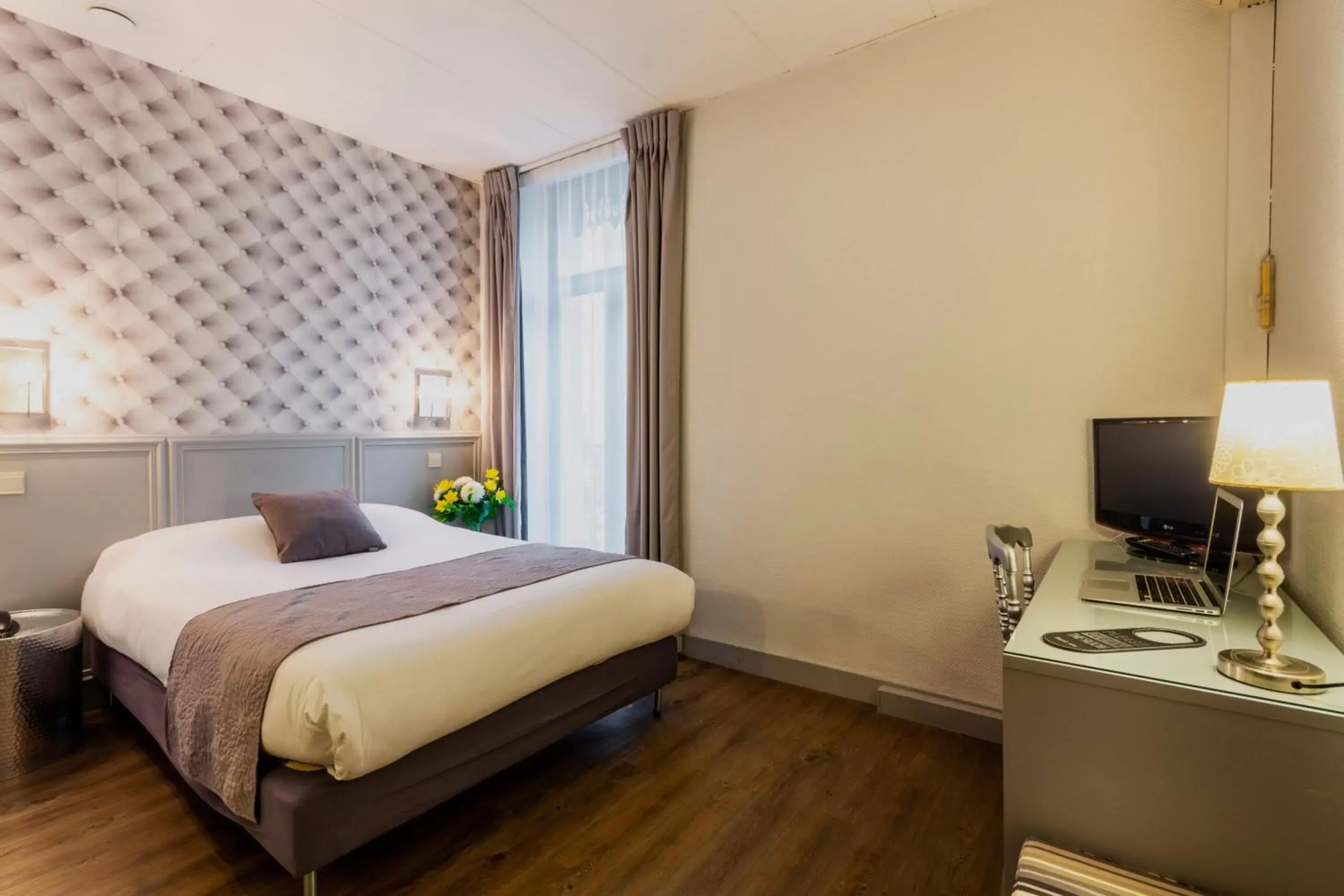 Bed in Hôtel de France Bed in Hôtel de France