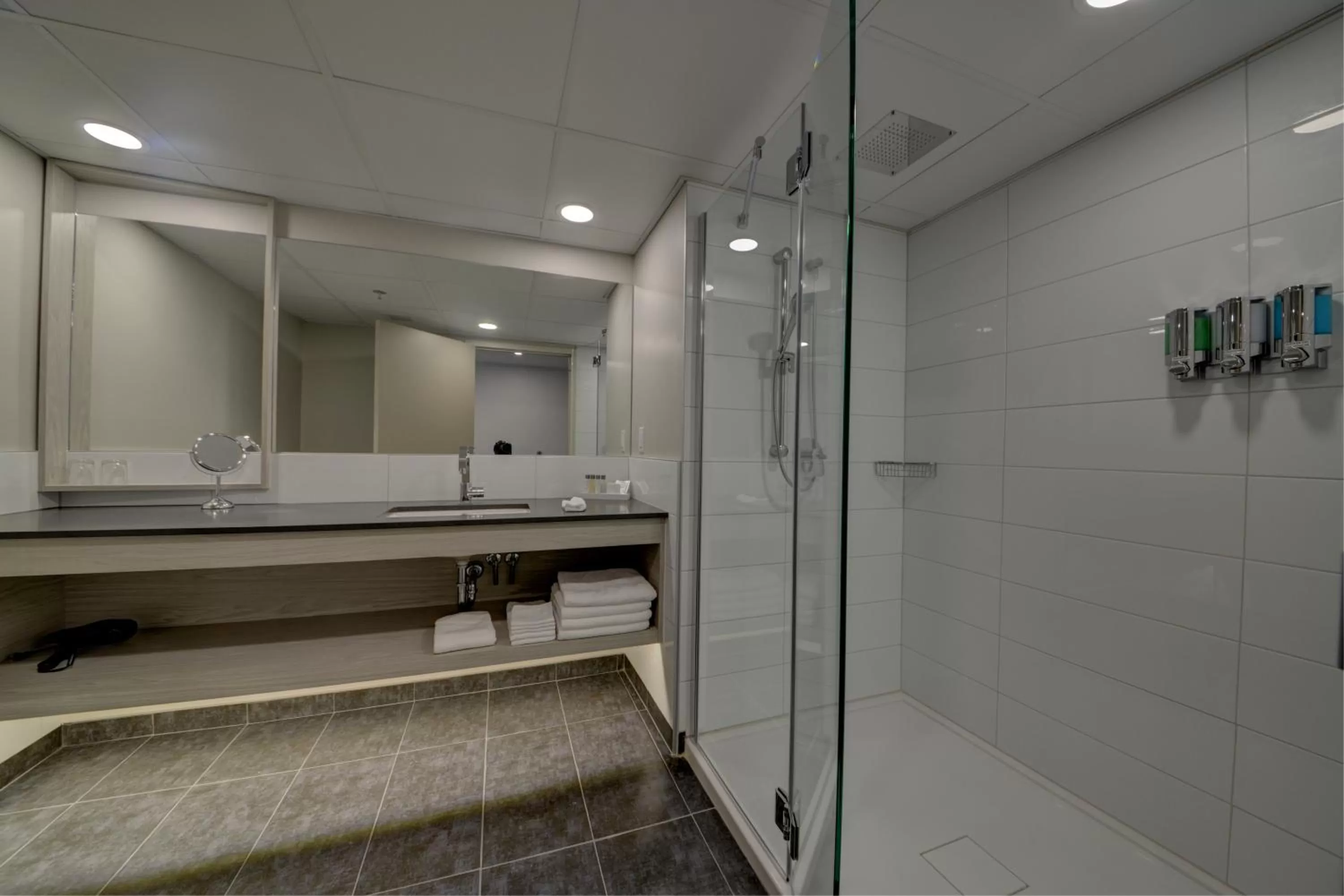 Shower in Hôtel Universel, Centre de congrès Rivière-du-Loup