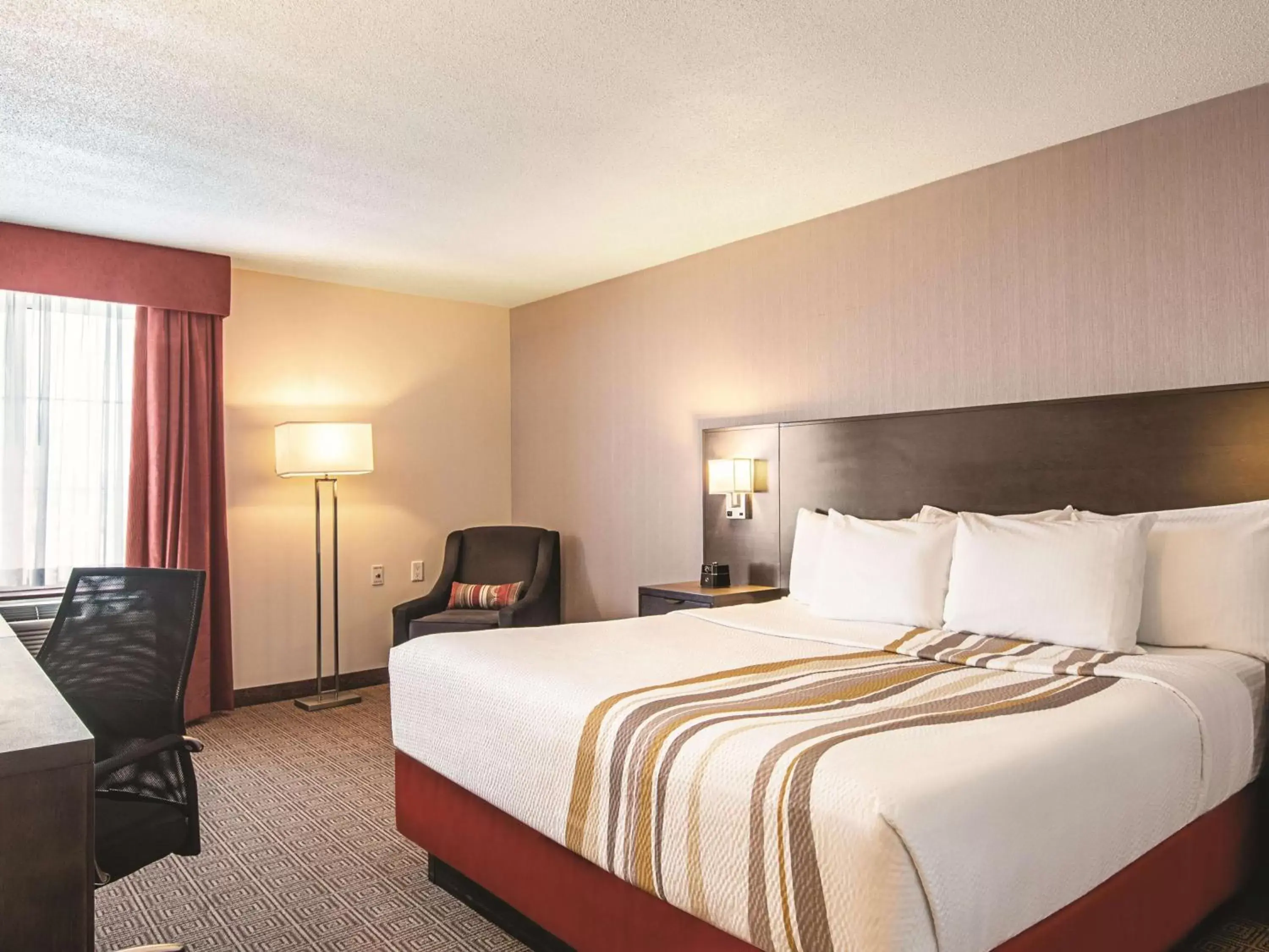 Photo of the whole room, Bed in La Quinta Inn by Wyndham Vancouver Airport