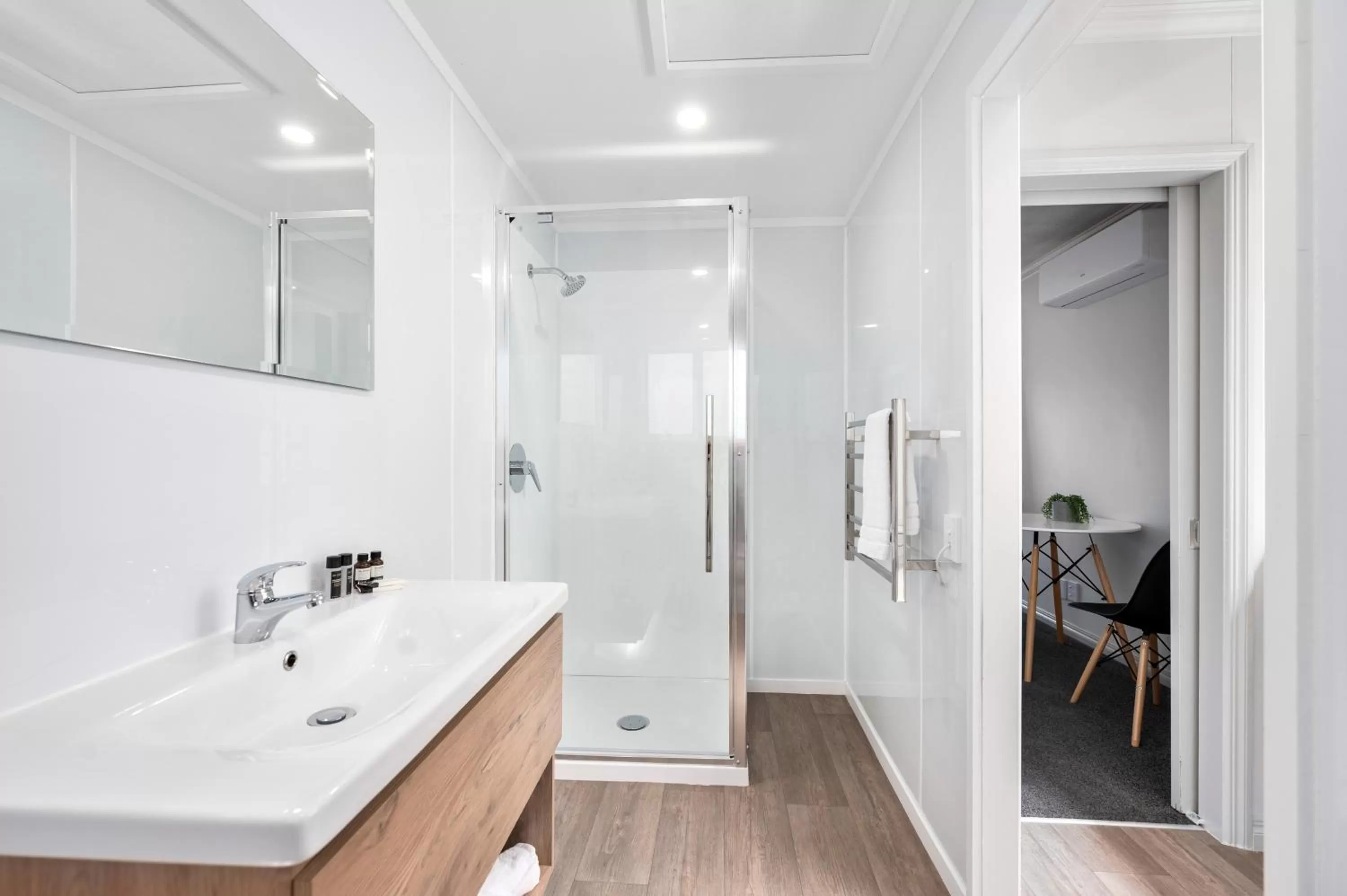 Shower in Ashleigh Court Motel