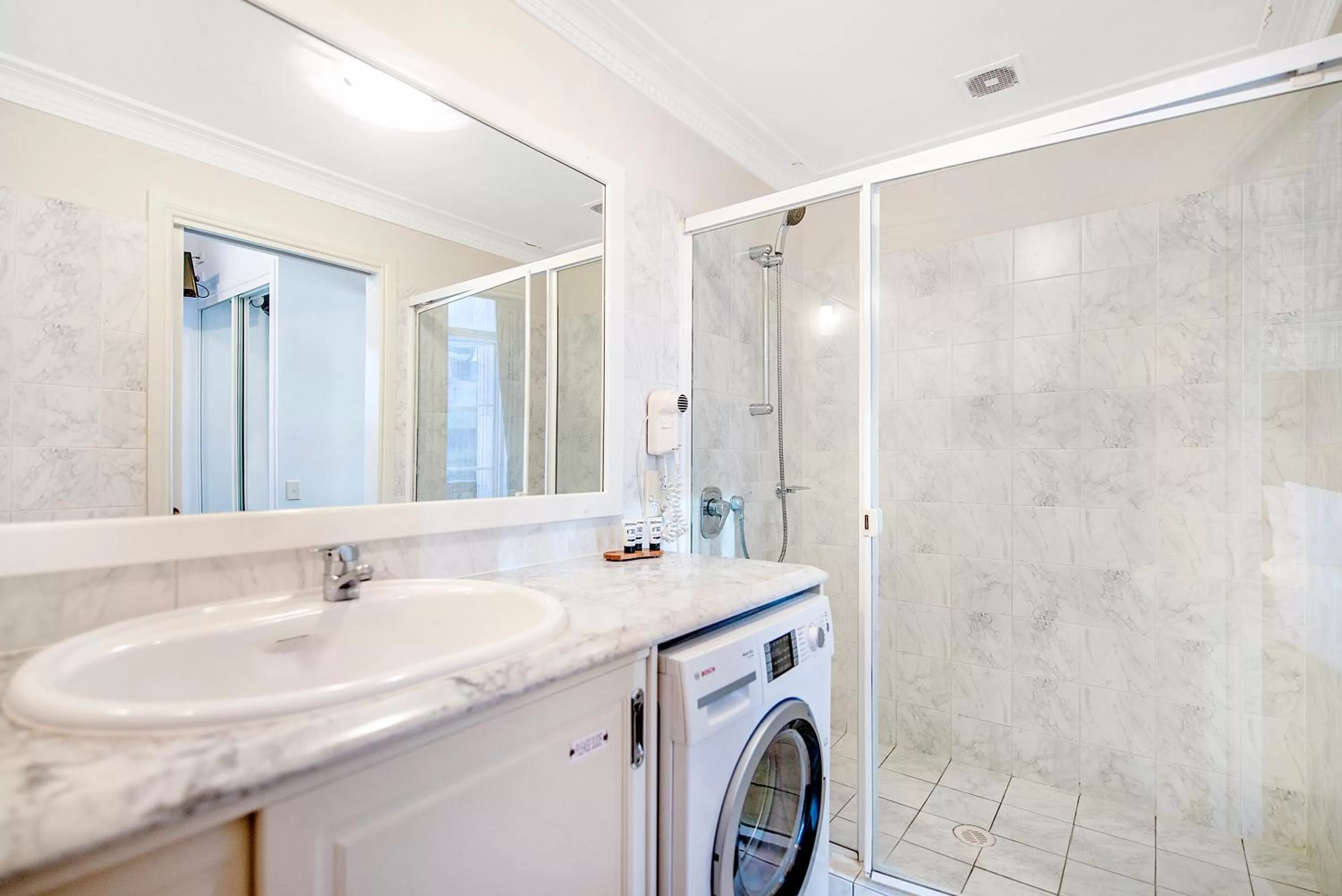 Bathroom in Rothbury Hotel