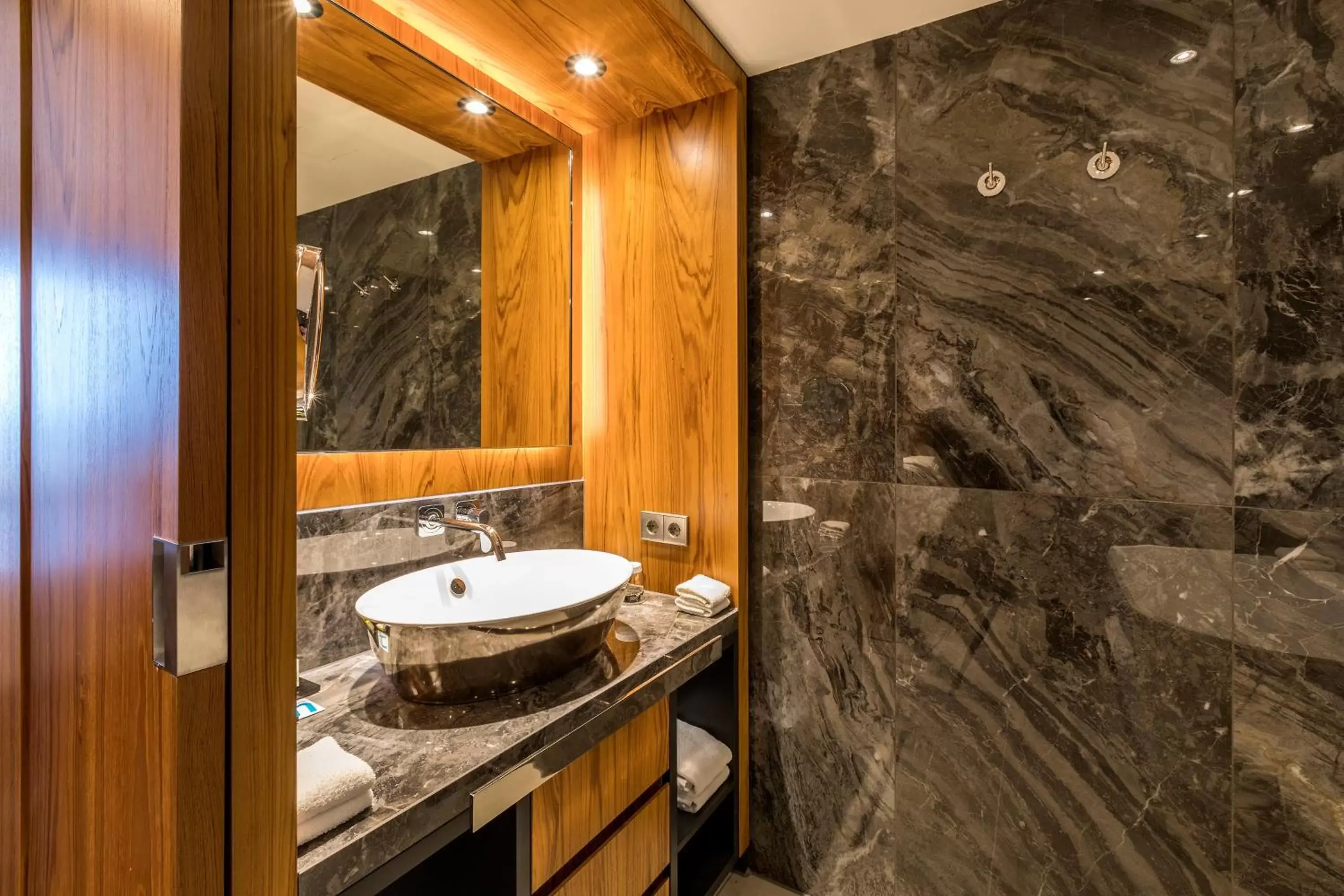 Bathroom in Hotel Okura Amsterdam – The Leading Hotels of the World
