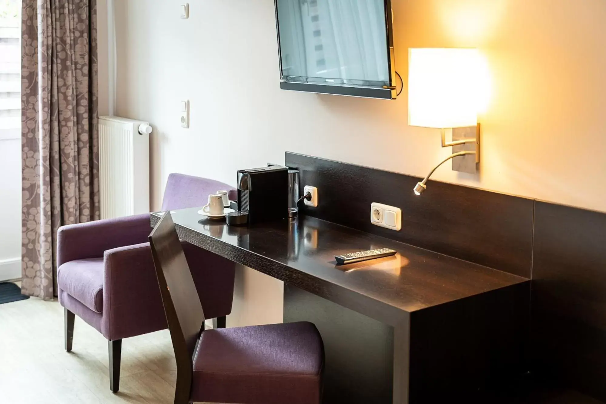 Seating area, Kitchen/Kitchenette in Hotel Banter Hof