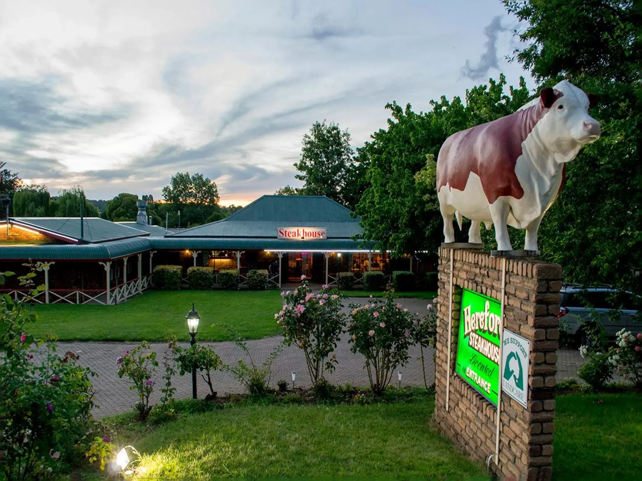 Garden, Property Building in Rest Point Motor Inn