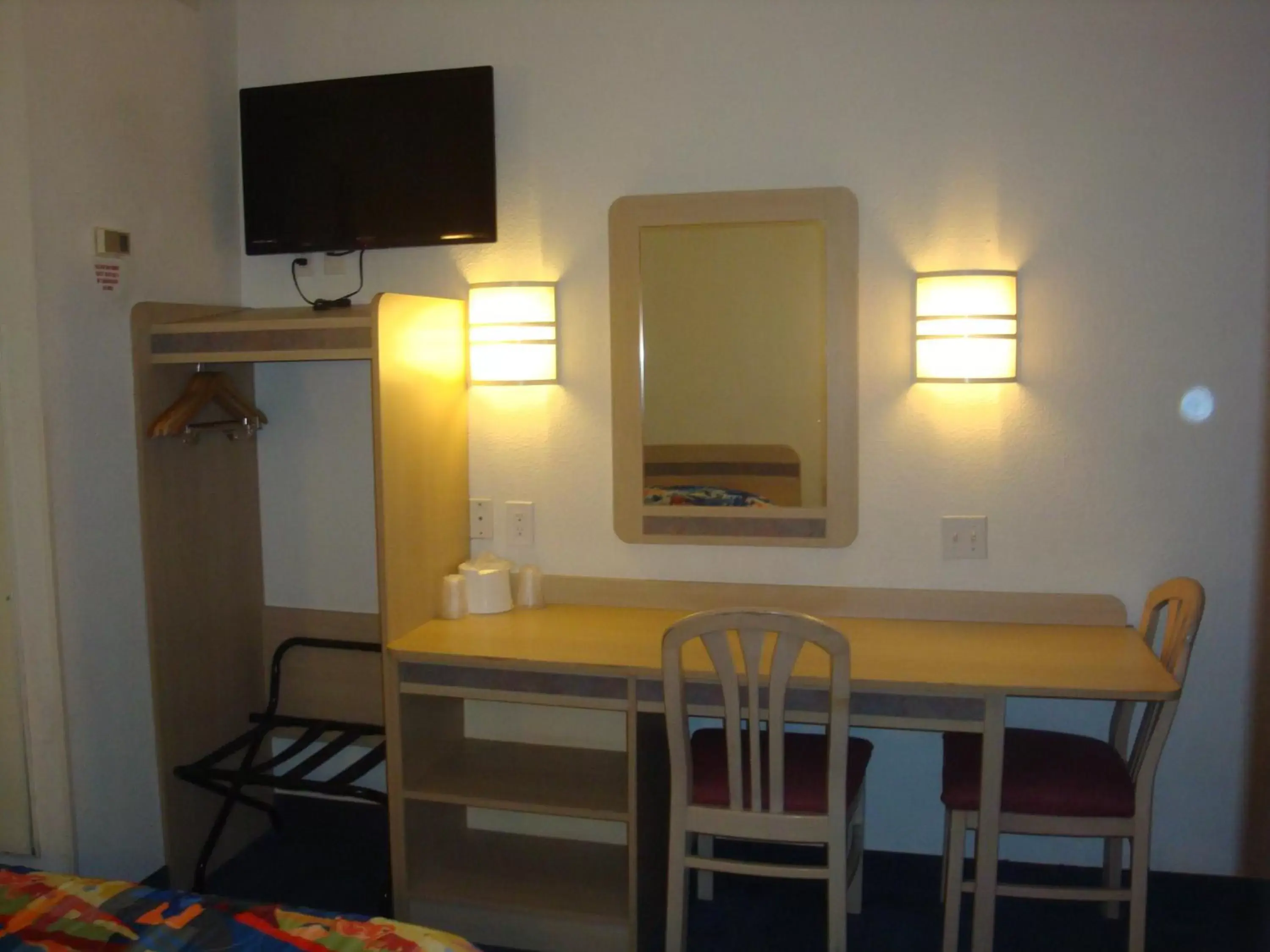 TV and multimedia, TV/Entertainment Center in Motel 6-Lake Havasu, AZ - Lakeside