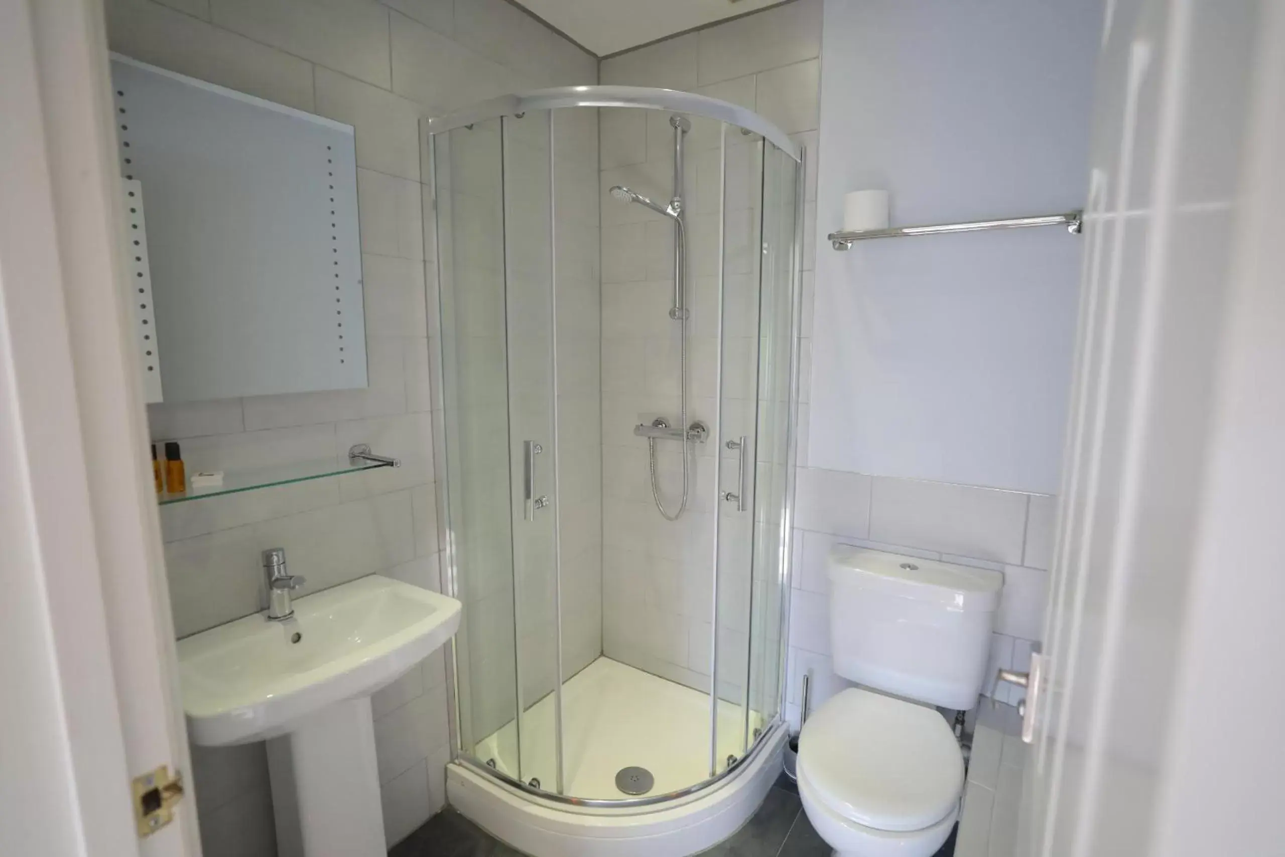 Bathroom in 100 Banbury Road Oxford - formerly Parklands