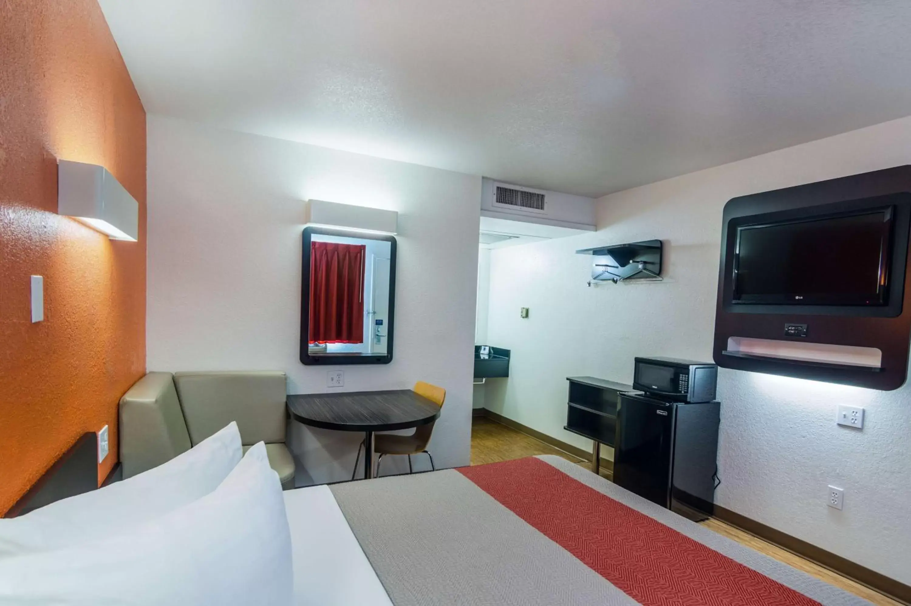 TV and multimedia, TV/Entertainment Center in Motel 6-Ardmore, OK