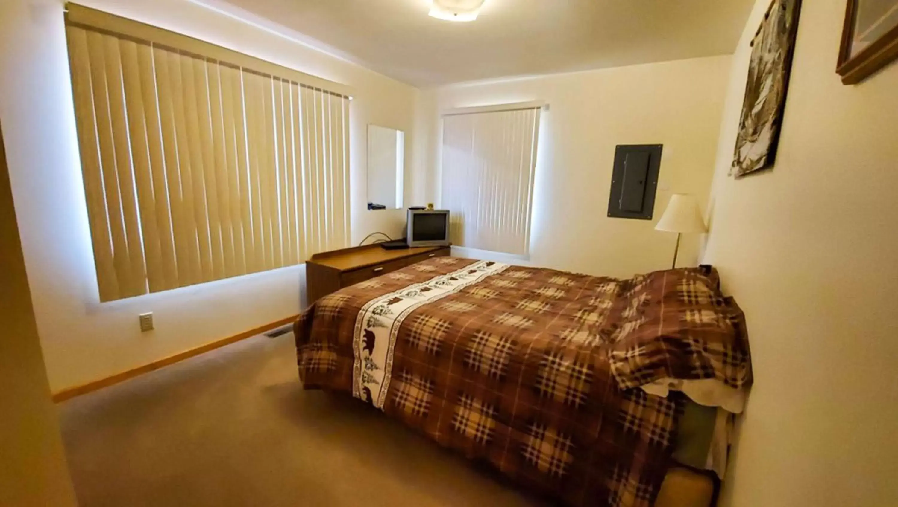 Photo of the whole room, Bed in Jasper Ridge Inn Ishpeming