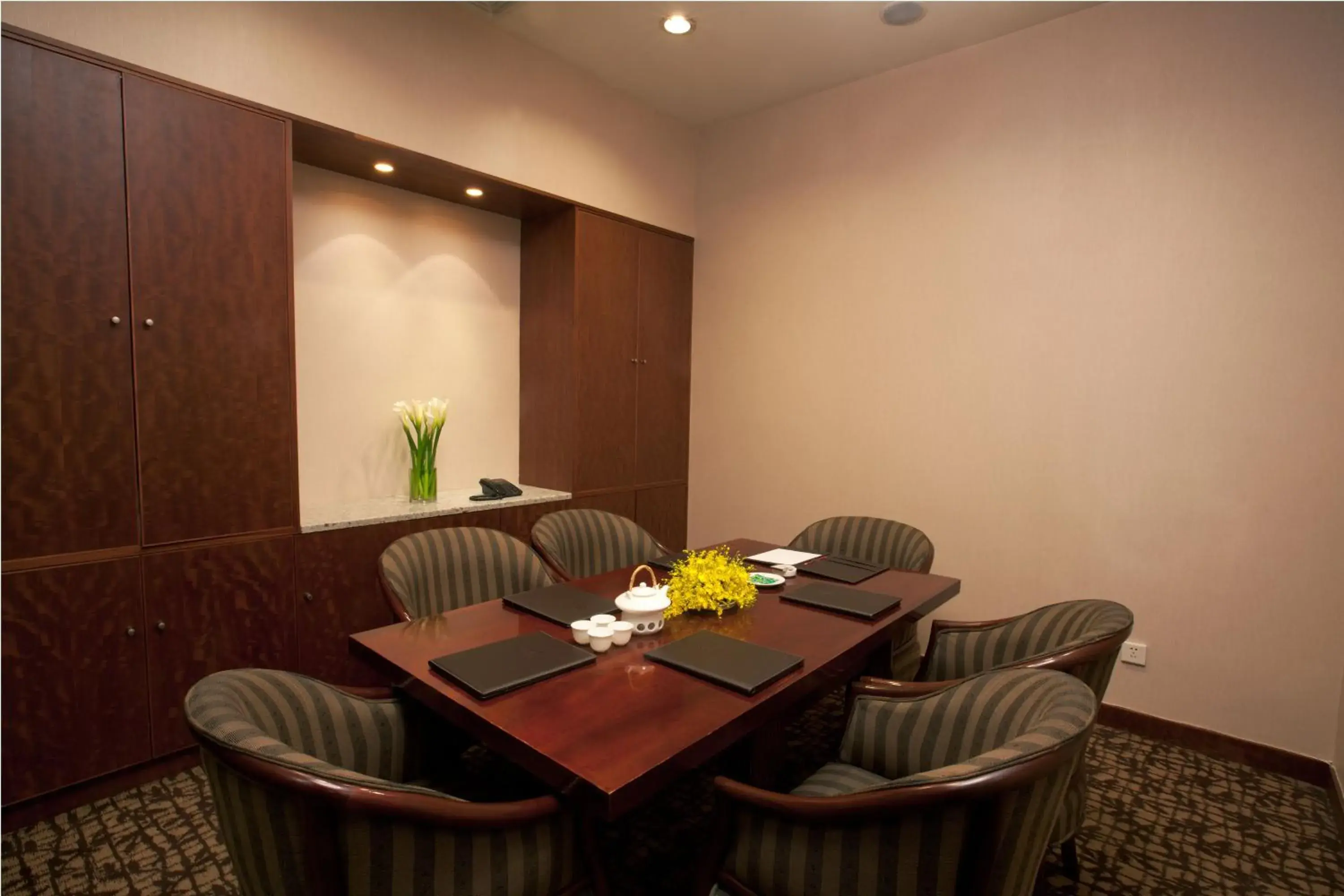 Business facilities in Zhongwei Green Lake Hotel Kunming