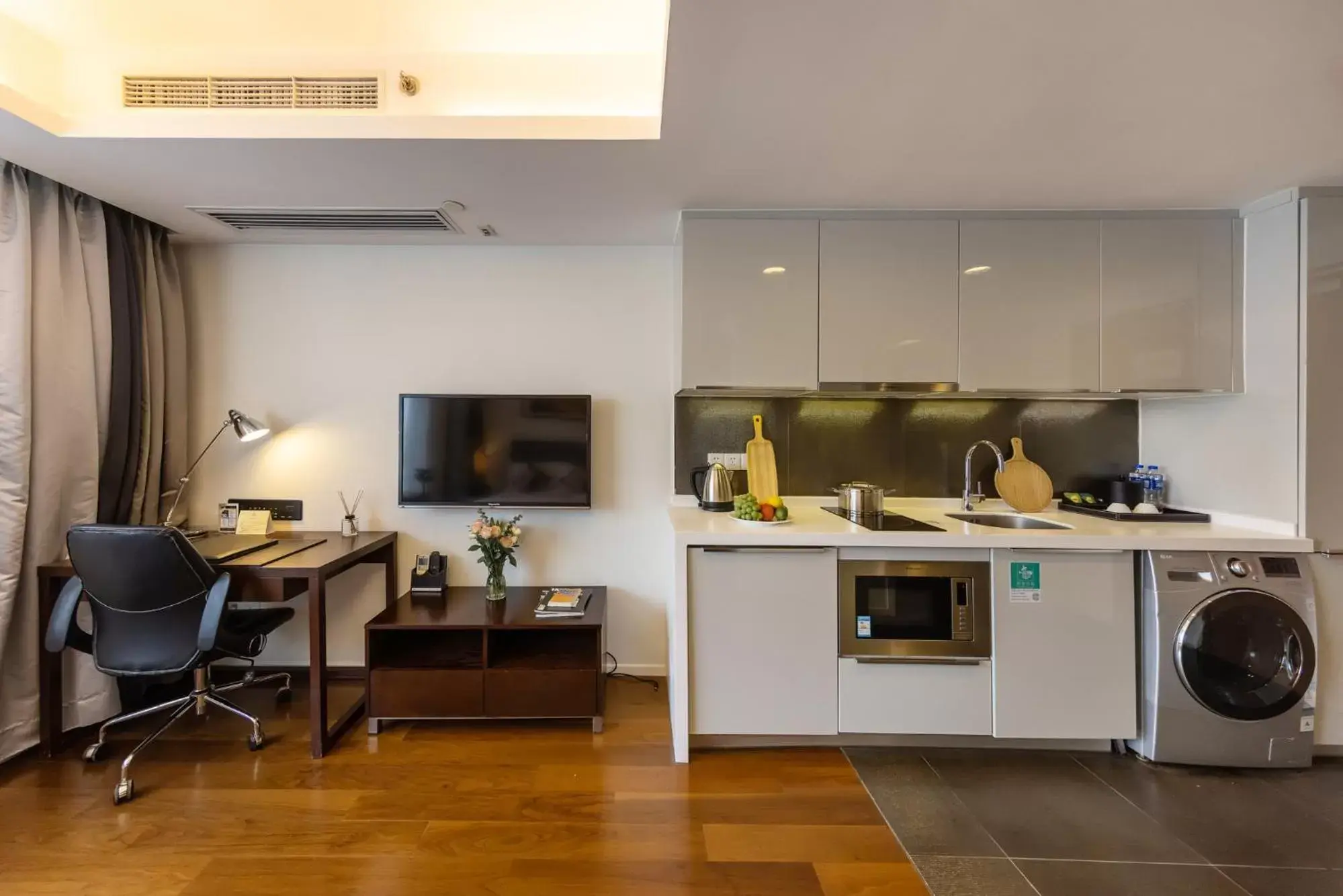 Photo of the whole room, Kitchen/Kitchenette in Starr Hotel Shanghai (Shanghai Railway Station)