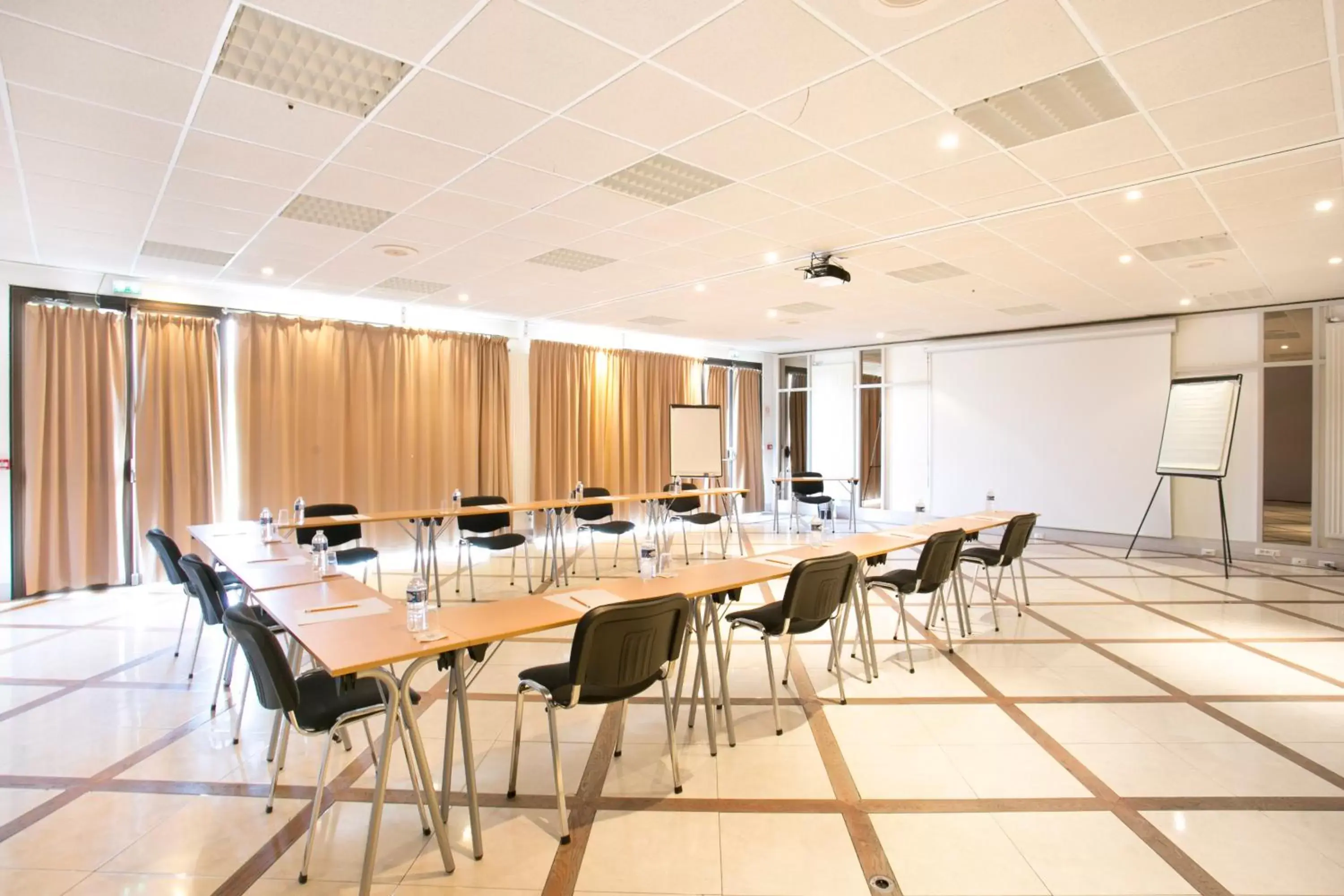 Business facilities in Hôtel Résidence Normandy Country Club by Popinns