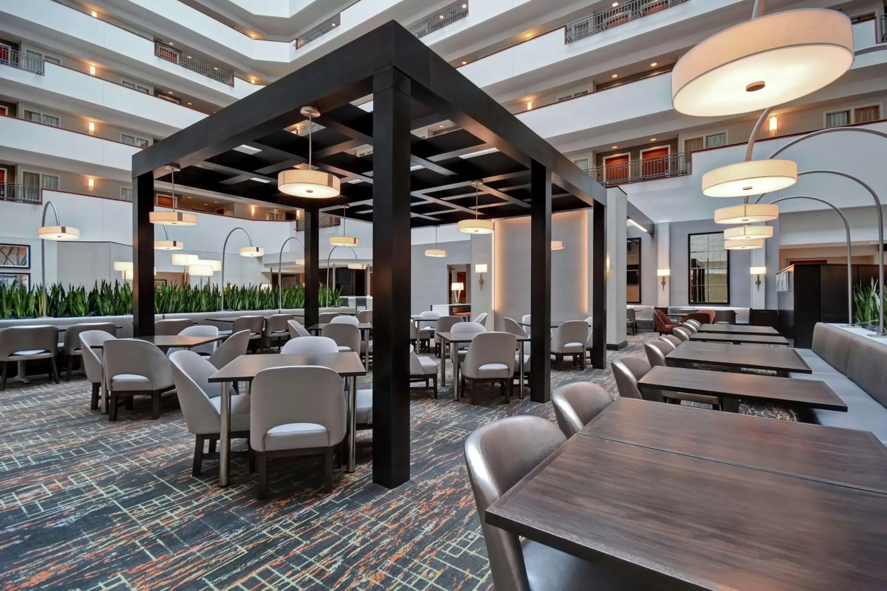 Restaurant/Places to Eat in Embassy Suites Little Rock