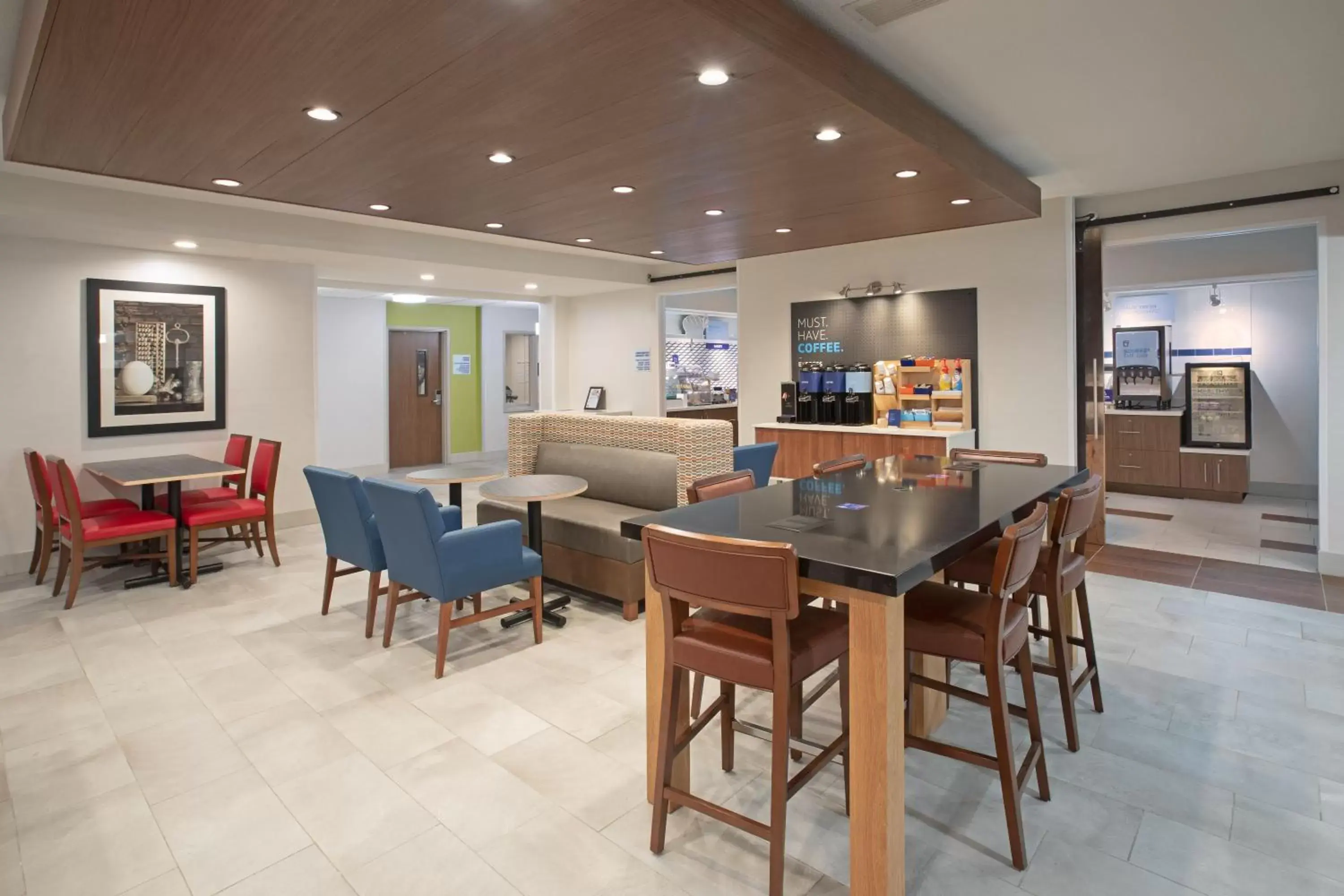 Seating area, Restaurant/Places to Eat in Holiday Inn Express Hotel & Suites Longmont, an IHG Hotel