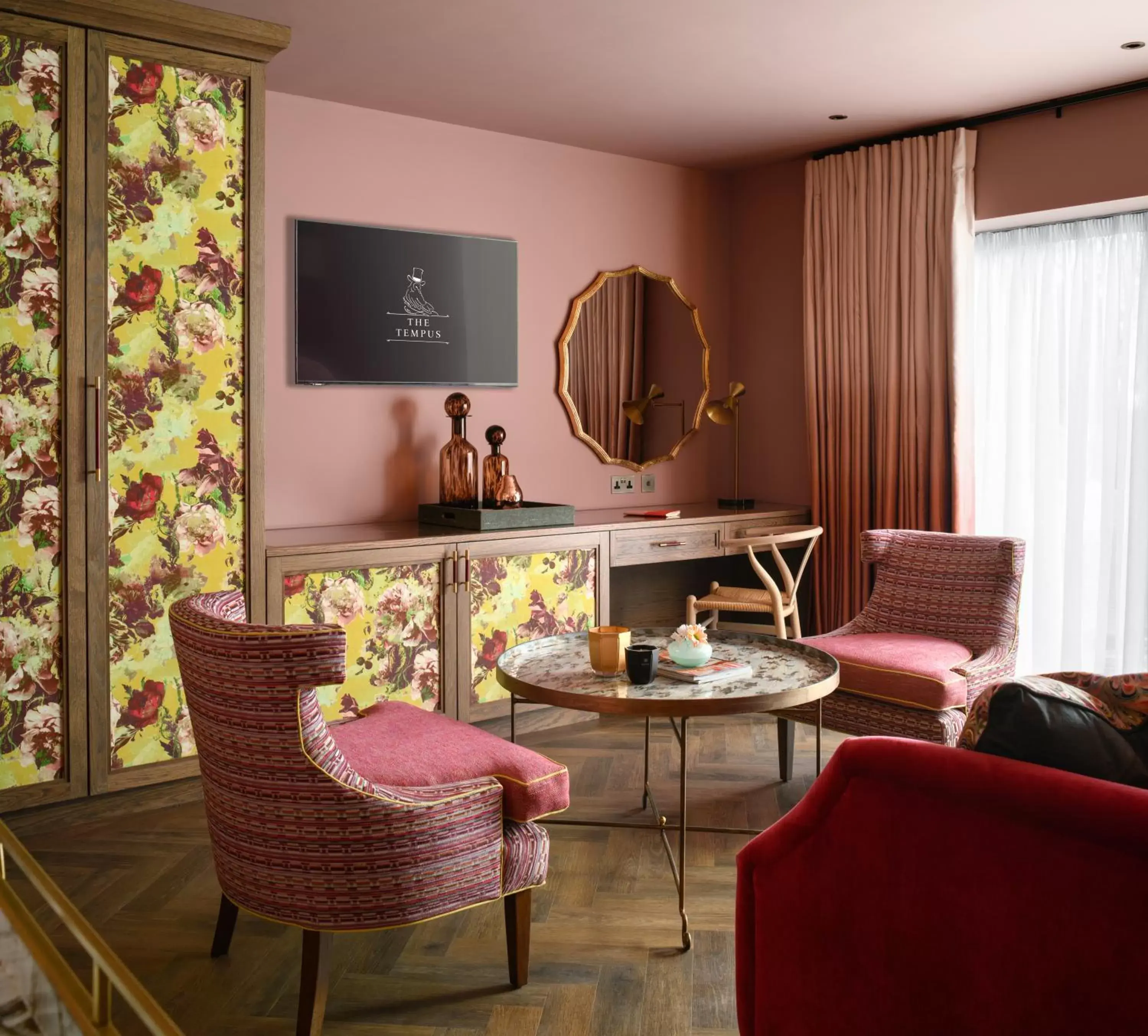 Bedroom, Seating Area in Charlton Hall Estate