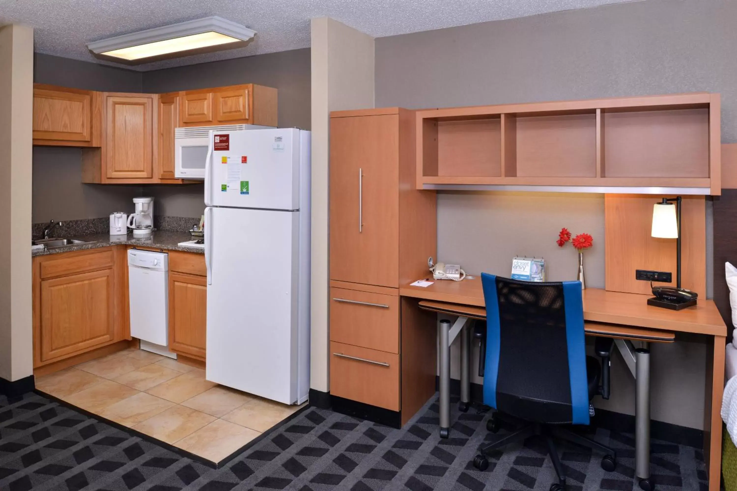 Kitchen or kitchenette, Kitchen/Kitchenette in TownePlace Suites Detroit Warren