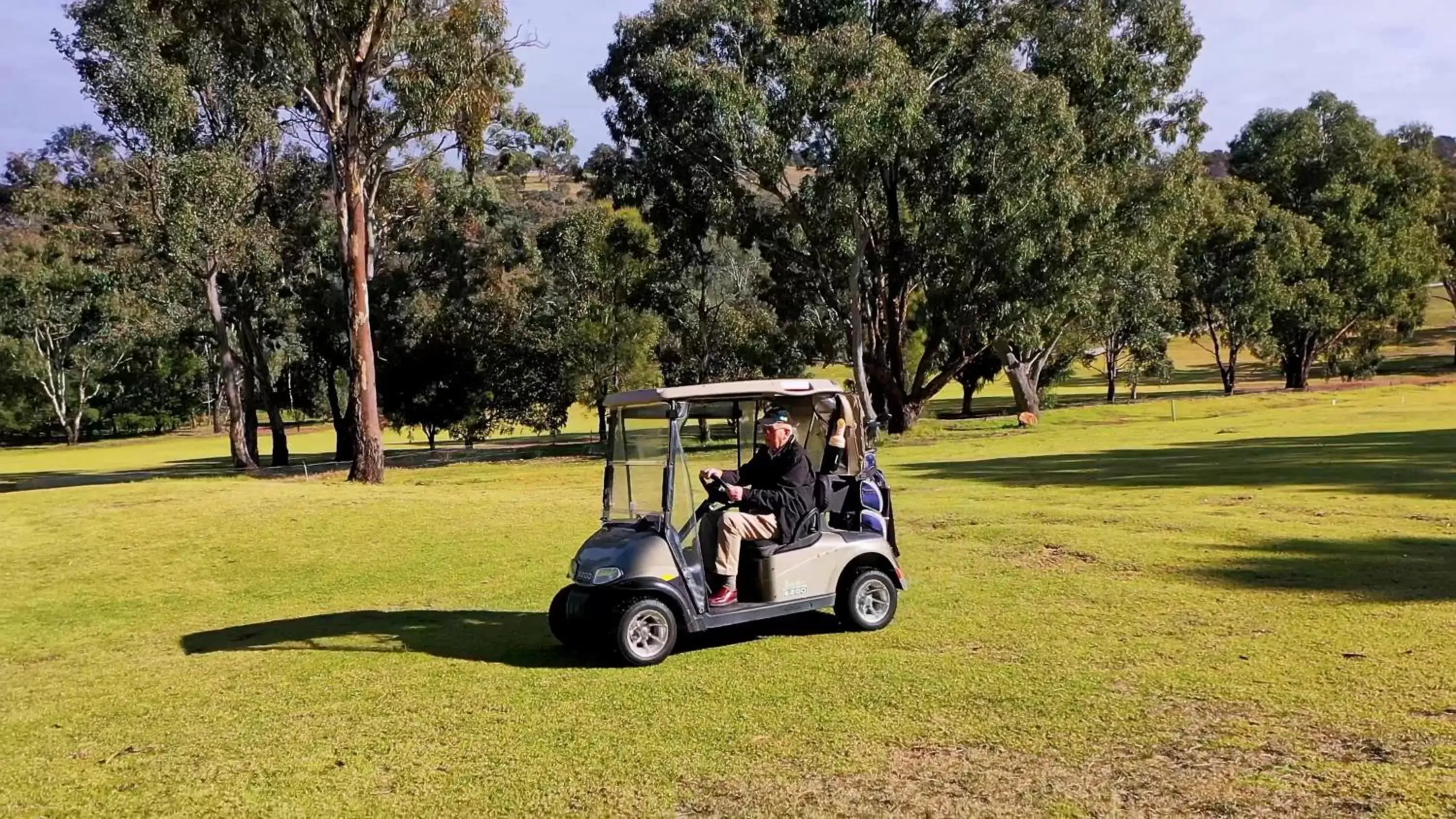 Golfcourse, Garden in Cootamundra Heritage Motel & Apartments