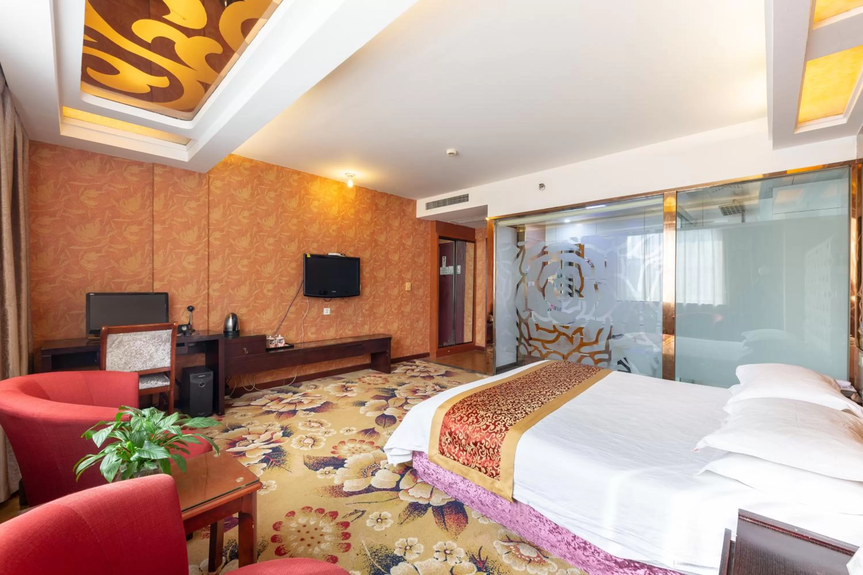 Photo of the whole room, Bed in Yiwu Yuejia Business Hotel