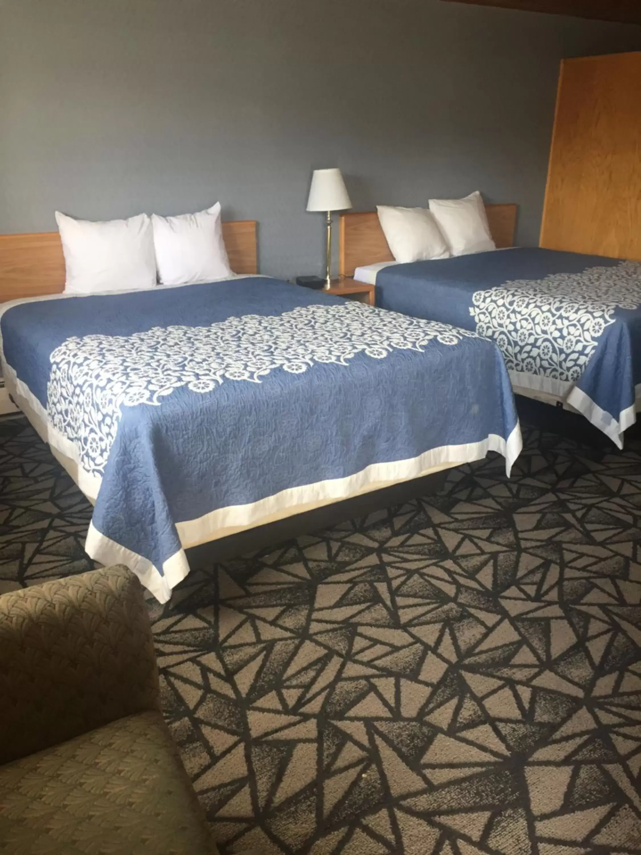 Bed in Tomahawk Motor Lodge